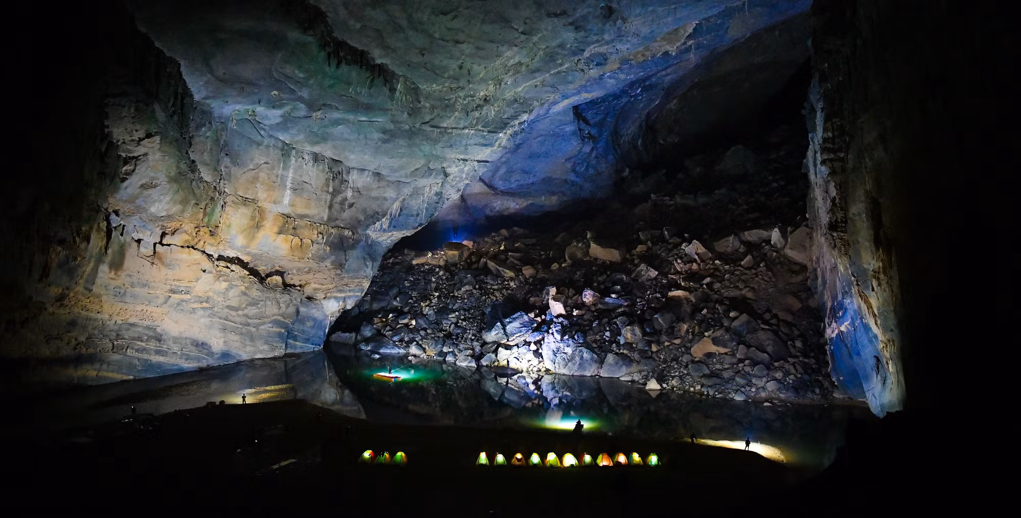 El Parque Nacional de Phong Nha-Ke Bang, en la provincia central de Quang Binh, merecedor del reconocimiento Patrimonio Mundial por la Unesco al poseer un sistema de cavernas gigantes y paisajes espectaculares. Su mayor aliciente es Son Doong, certificada en 2013 por Récord Guinness como la mayor cueva natural del mundo.