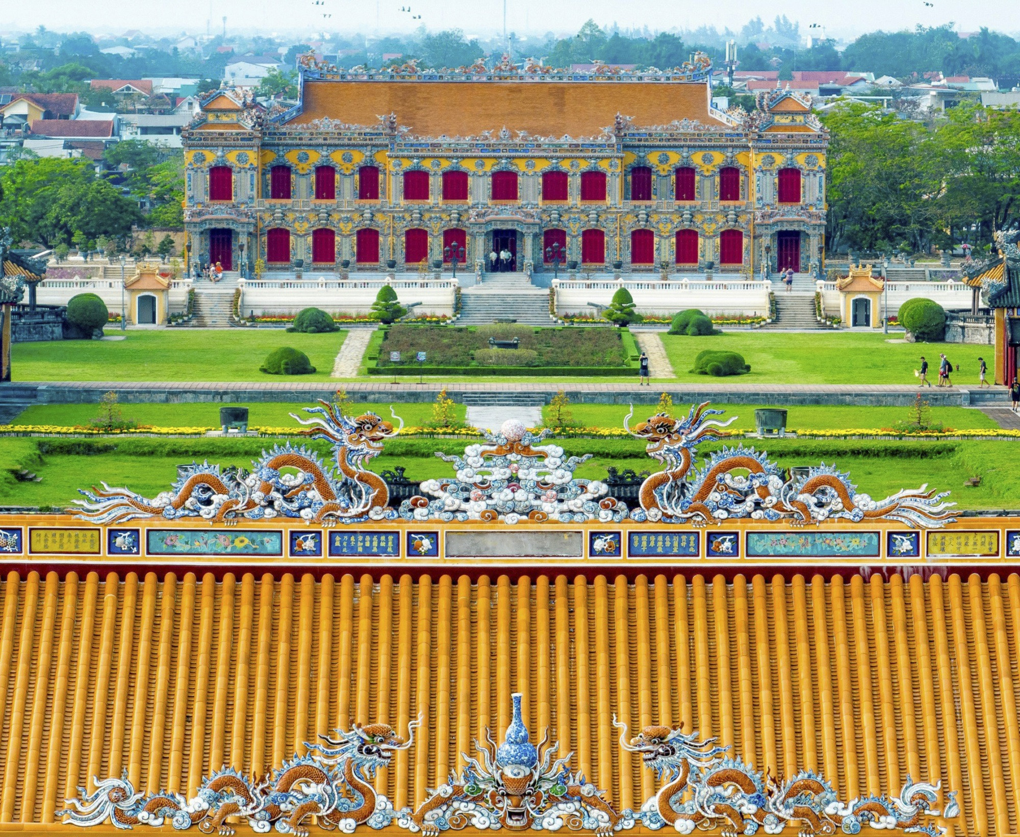 Hue, cabecera de la provincia central de Thua Thien-Hue, cautiva el corazón de los huéspedes gracias a su antigüedad y magnificencia cortesana. Es hogar de un conjunto extendido de palacios, templos y murallas donde estuvo asentada la dinastía feudal Nguyen (1802-1945).