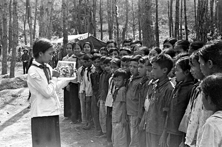 Nguyen Tuy Lan, una niña ejemplar, presentando imágenes de la lucha de los soldados de liberación ante los estudiantes del campamento de verano “Dong Thap Muoi” en 1968.
