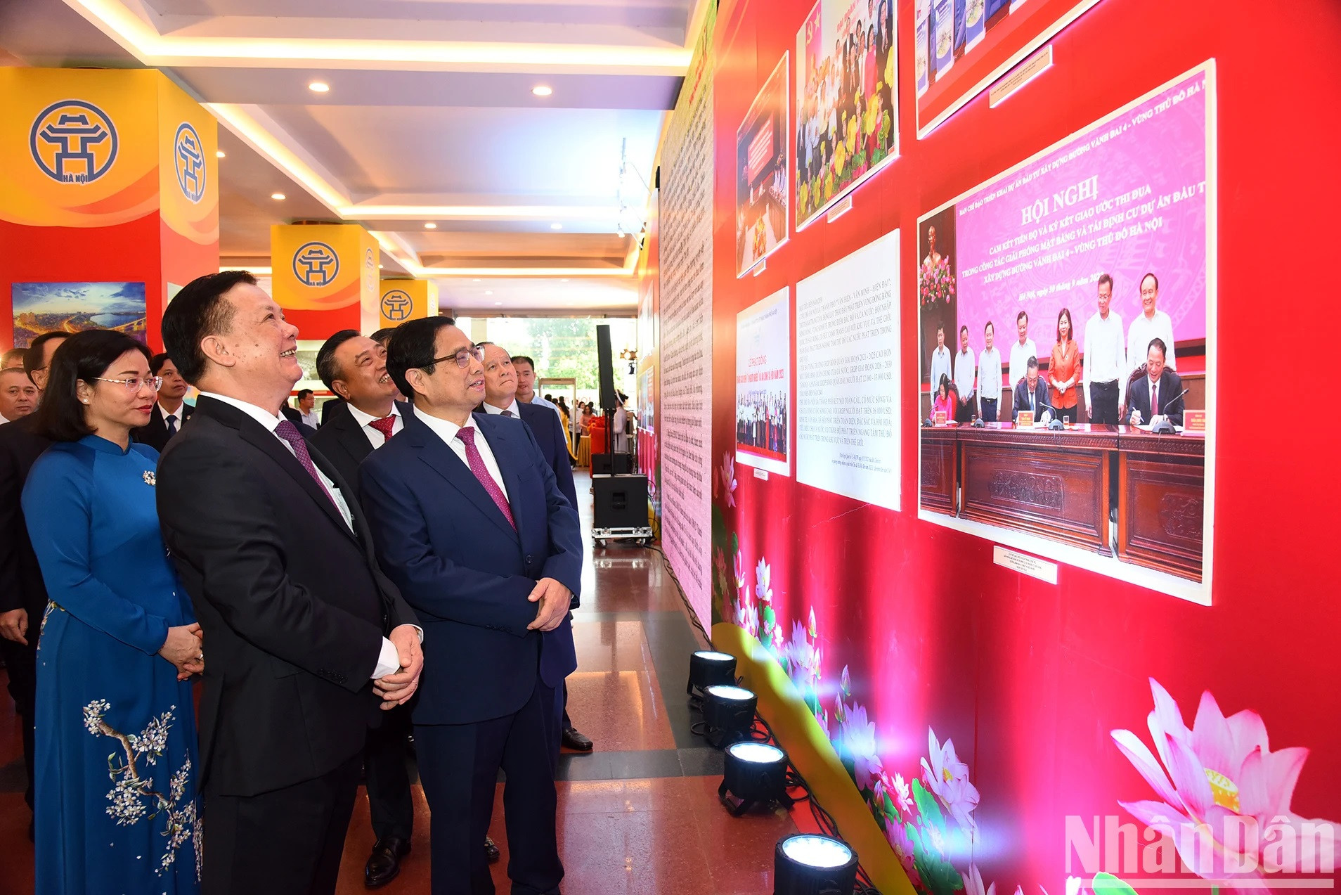 El premier pasa por una exposición de libros y otra de fotos instaladas en el recinto. El premier pasa por una exposición de libros y otra de fotos instaladas en el recinto.