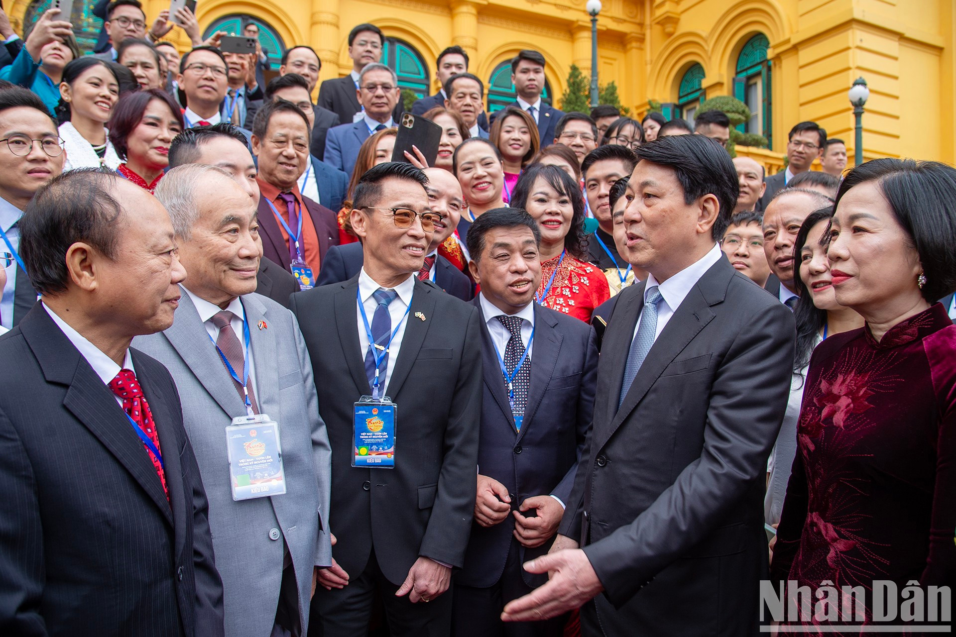El jefe de Estado charla con compatriotas llegados de ultramar. El jefe de Estado charla con compatriotas llegados de ultramar.