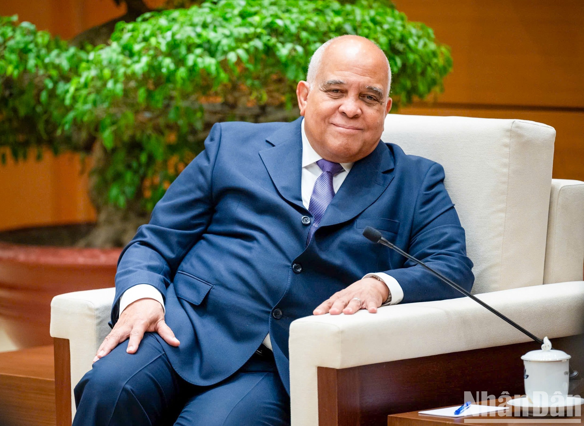 El saliente embajador cubano habla en la reunión. El saliente embajador cubano habla en la reunión.