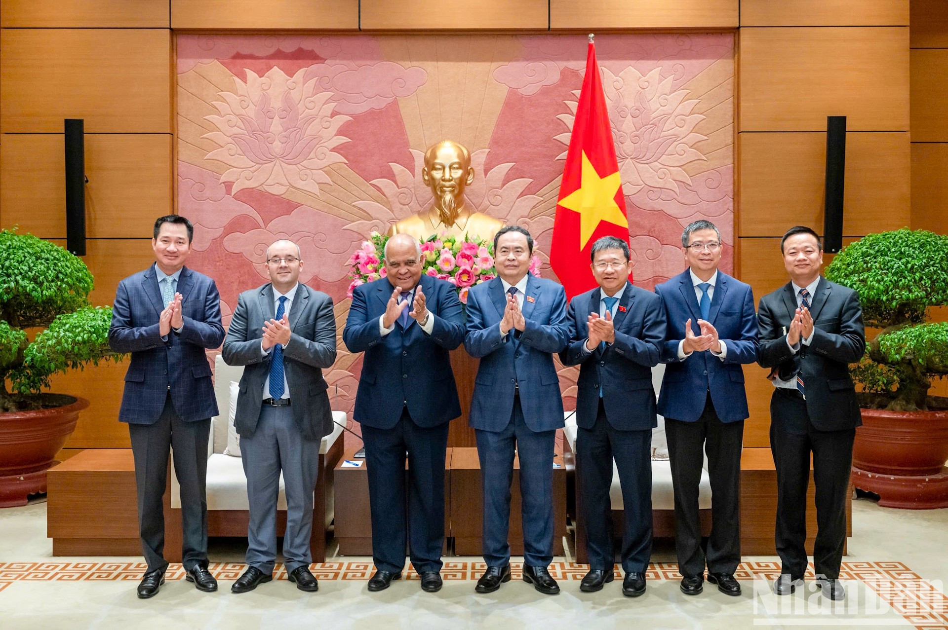 Los dos funcionarios y otros delegados posan para fotos. Los dos funcionarios y otros delegados posan para fotos.