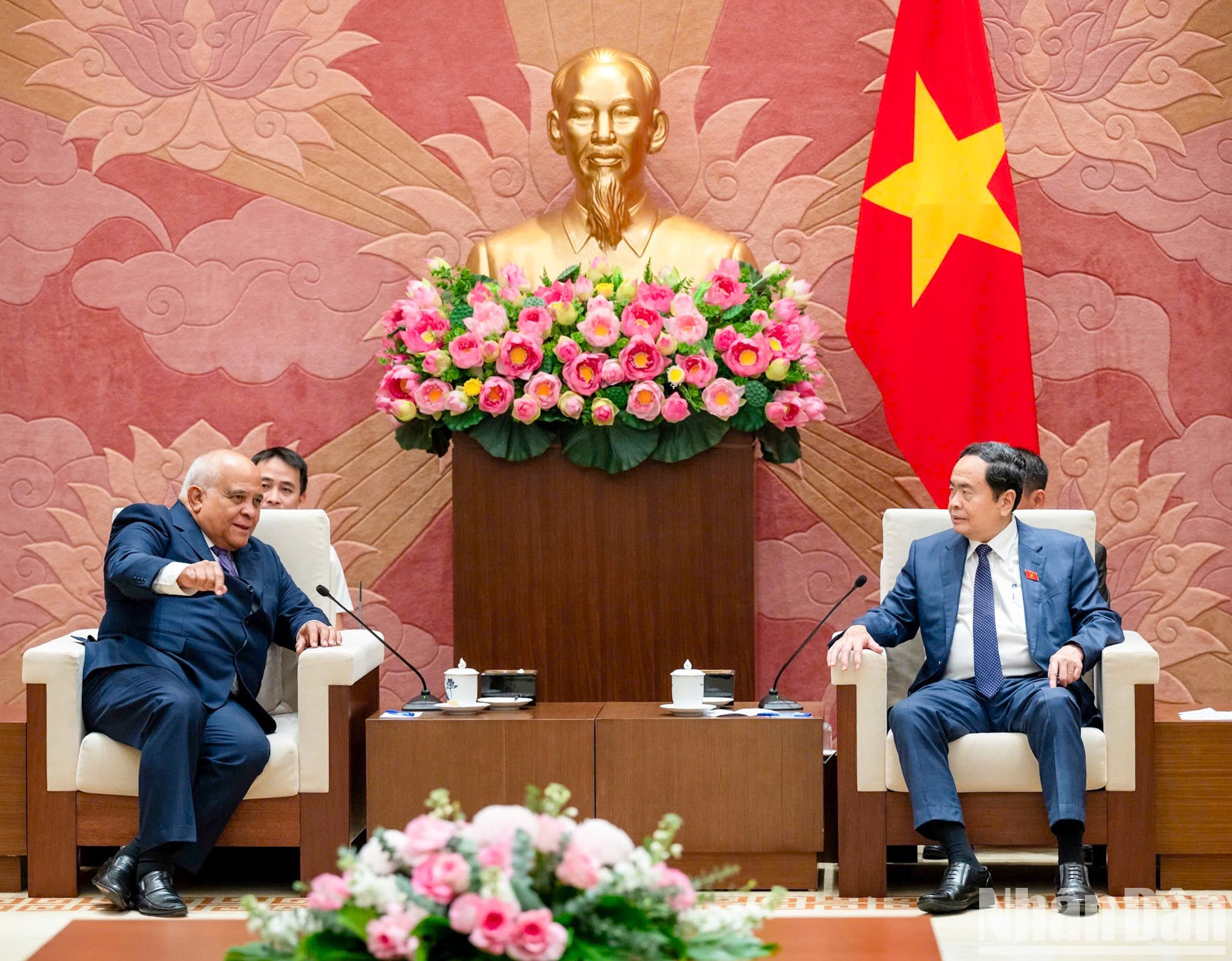 El presidente de la Asamblea Nacional de Vietnam, Tran Thanh Man, se reúne con el embajador de Cuba en el país, Orlando Nicolás Hernández Guillén. El presidente de la Asamblea Nacional de Vietnam, Tran Thanh Man, se reúne con el embajador de Cuba en el país, Orlando Nicolás Hernández Guillén.