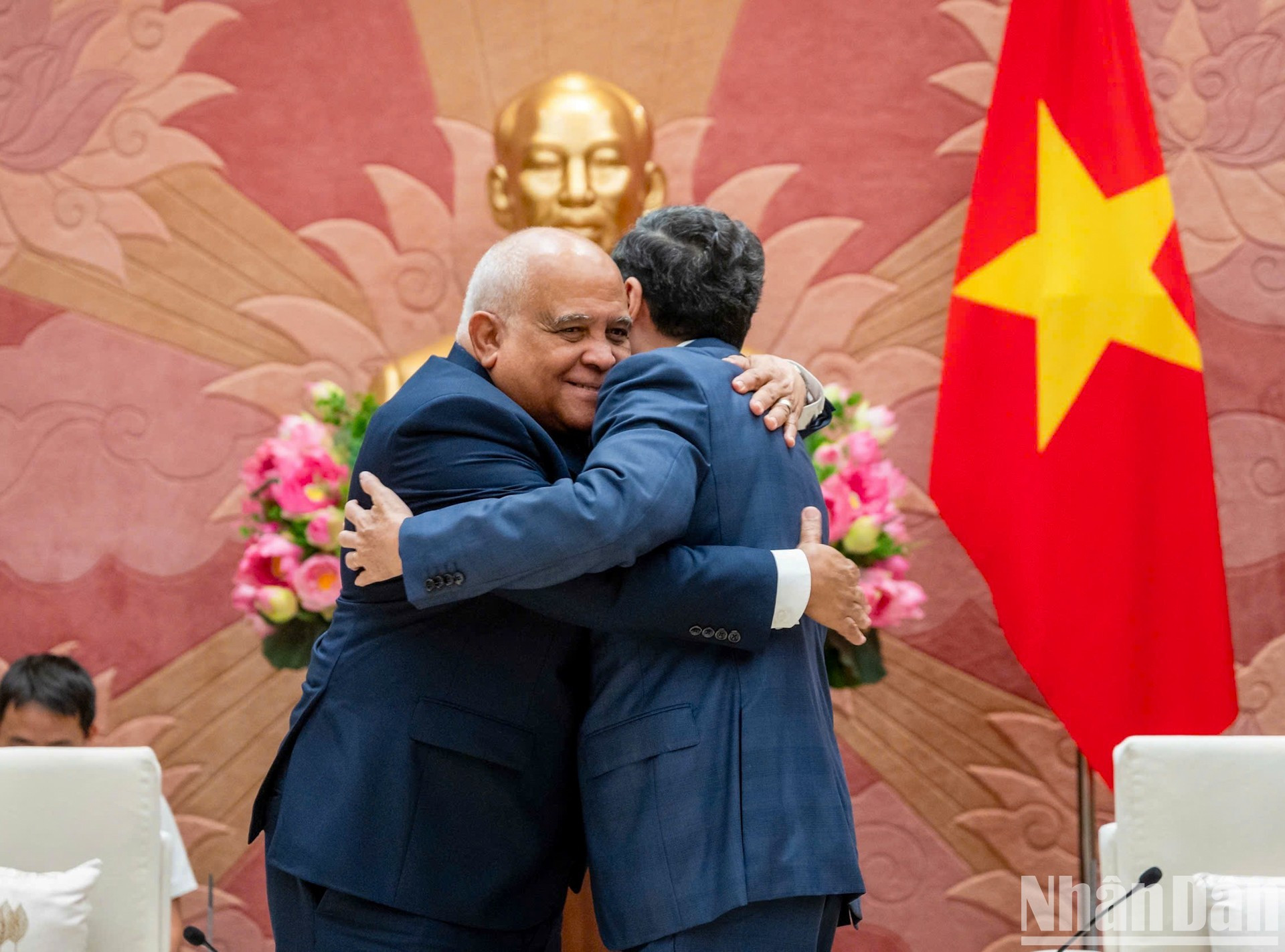 El presidente de la Asamblea Nacional de Vietnam, Tran Thanh Man, y el embajador de Cuba en el país, Orlando Nicolás Hernández Guillén. El presidente de la Asamblea Nacional de Vietnam, Tran Thanh Man, y el embajador de Cuba en el país, Orlando Nicolás Hernández Guillén.