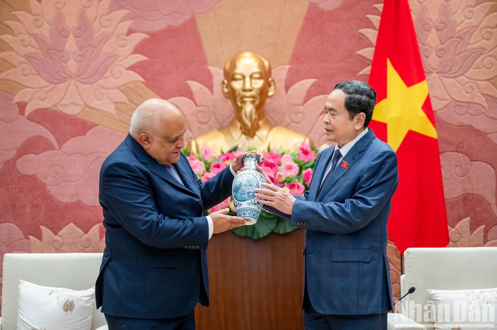 El dirigente vietnamita entrega un regalo de recuerdo al diplomático cubano. El dirigente vietnamita entrega un regalo de recuerdo al diplomático cubano.