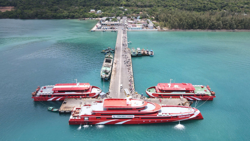 Las rutas de ferry de pasajeros de alta velocidad que conectan Con Dao con el distrito de Tran De (provincia de Soc Trang), la ciudad de Vung Tau y Ciudad Ho Chi Minh han contribuido a satisfacer las necesidades de viaje de personas y turistas desde el continente a la isla y viceversa. Las rutas de ferry de pasajeros de alta velocidad que conectan Con Dao con el distrito de Tran De (provincia de Soc Trang), la ciudad de Vung Tau y Ciudad Ho Chi Minh han contribuido a satisfacer las necesidades de viaje de personas y turistas desde el continente a la isla y viceversa.