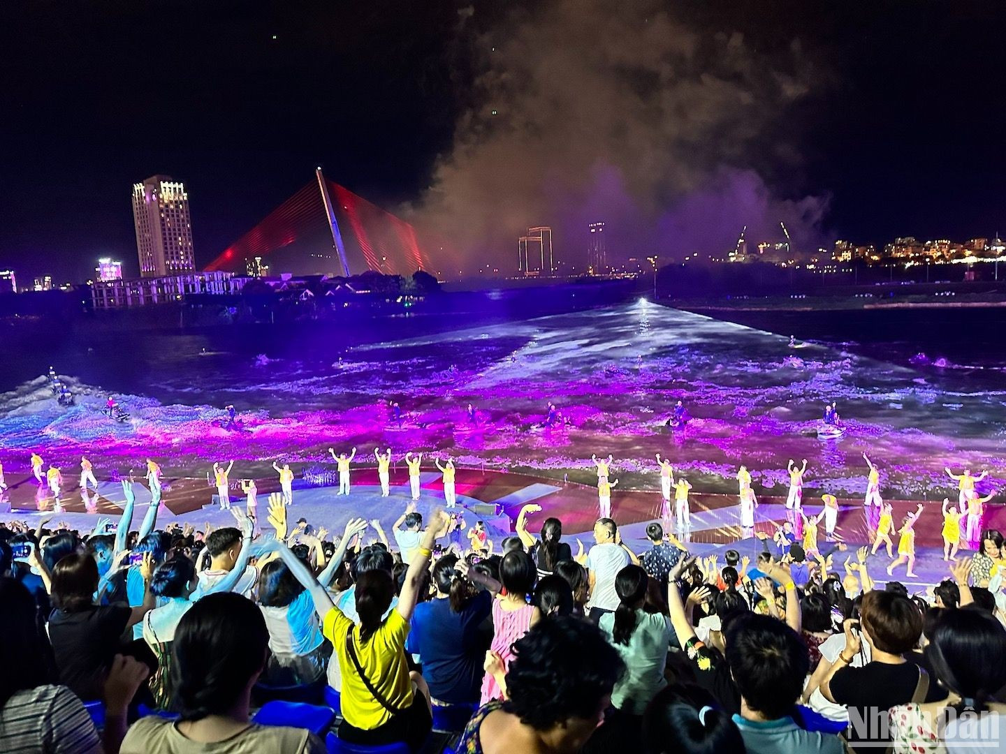 El público vitorea a los actores y artistas. El público vitorea a los actores y artistas.