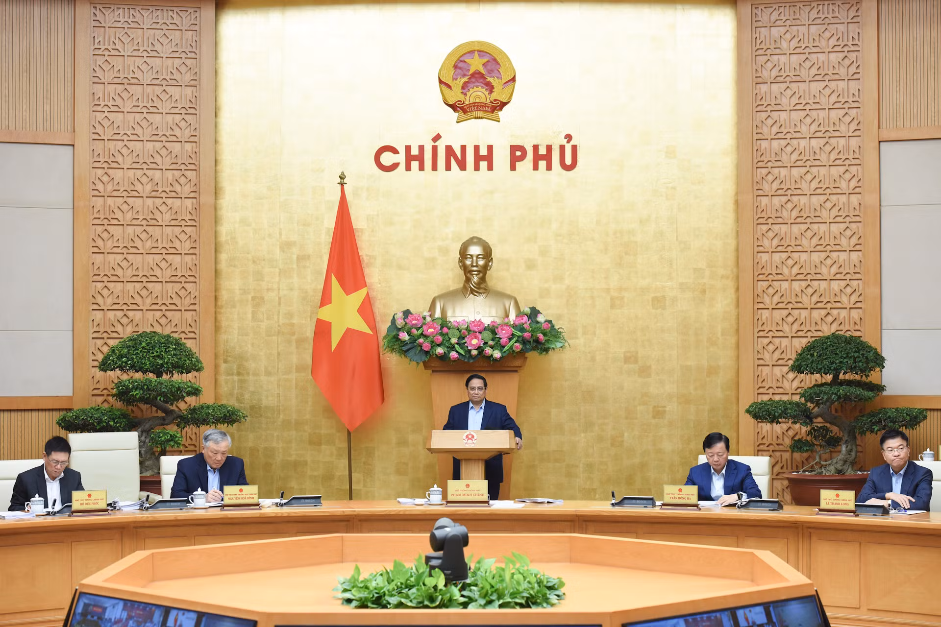 [Foto] Premier vietnamita preside reunión ordinaria del Gobierno de febrero