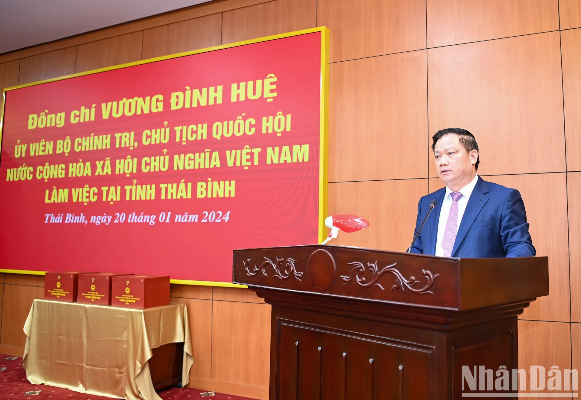 El presidente del Comité Popular de Thai Binh, Nguyen Khac Than, presenta un informe. El presidente del Comité Popular de Thai Binh, Nguyen Khac Than, presenta un informe.