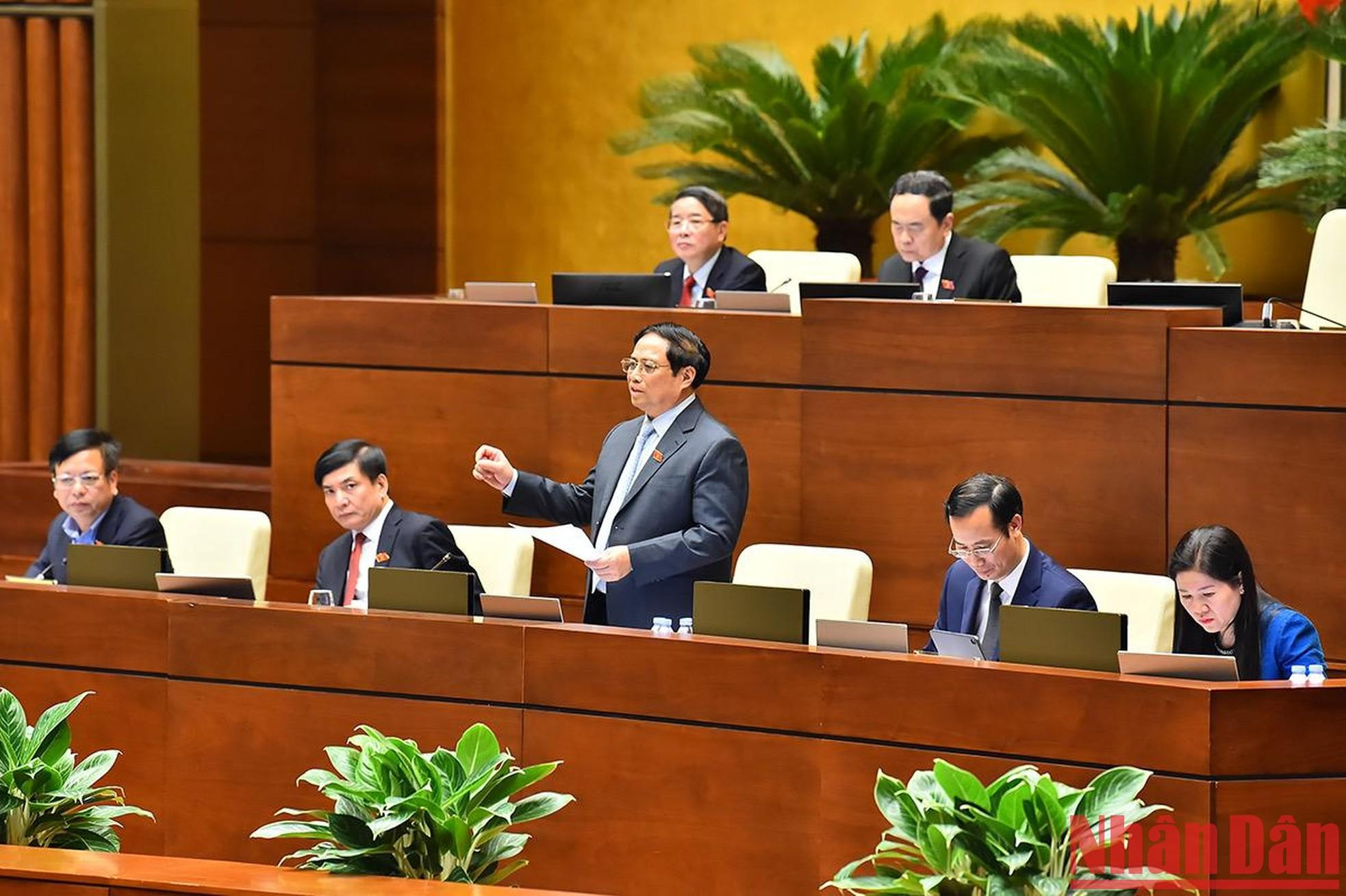 El dirigente contesta las preguntas. El dirigente contesta las preguntas.