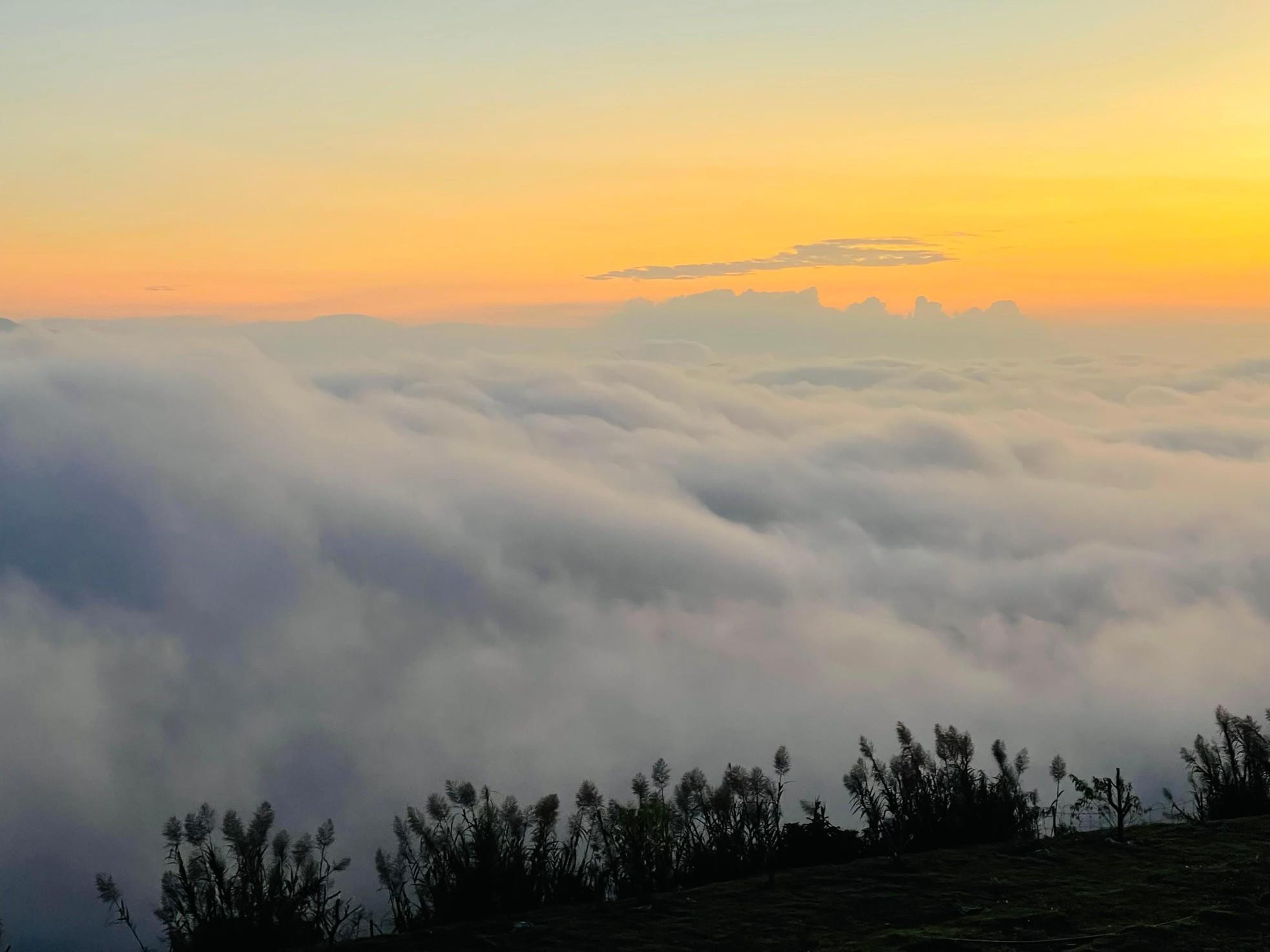 Desde la cima de los montes, el excursionista queda fascinado por estos paisajes nubosos. Desde la cima de los montes, el excursionista queda fascinado por estos paisajes nubosos.