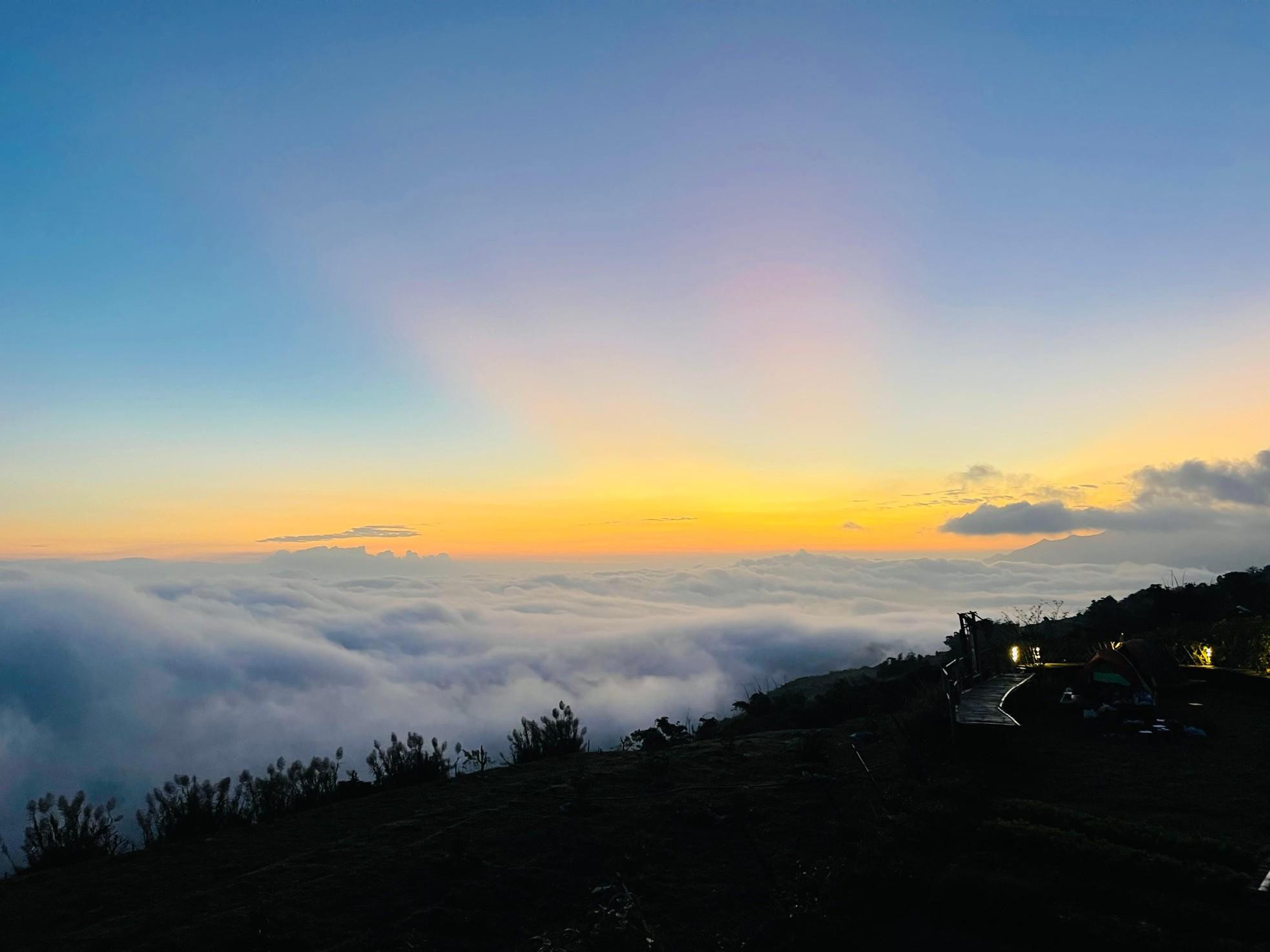 Los inmensos “mares de nubes” serpentean entre montañas de más de 800 metros sobre el nivel del mar. Los inmensos “mares de nubes” serpentean entre montañas de más de 800 metros sobre el nivel del mar.