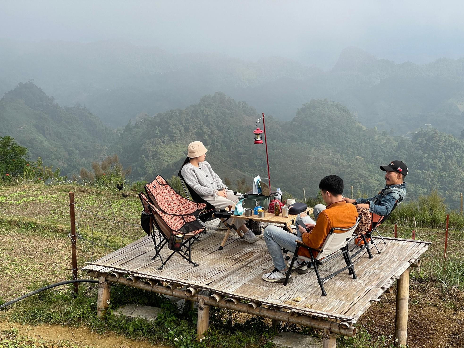 Turistas se levantan temprano para contemplar el alba en la región montañosa vietnamita. Turistas se levantan temprano para contemplar el alba en la región montañosa vietnamita.
