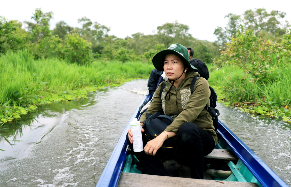Las opciones de vehículos para navegar el área protegida incluyen lancha a motor (foto de arriba) y remolcador.
