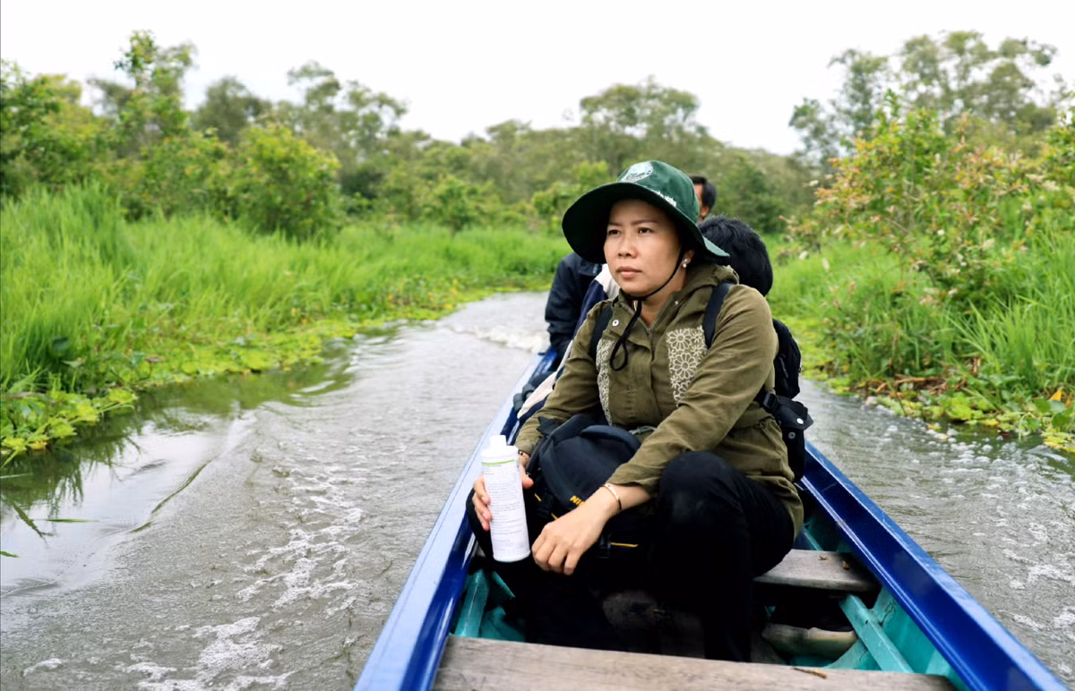 Las opciones de vehículos para navegar el área protegida incluyen lancha a motor (foto de arriba) y remolcador.