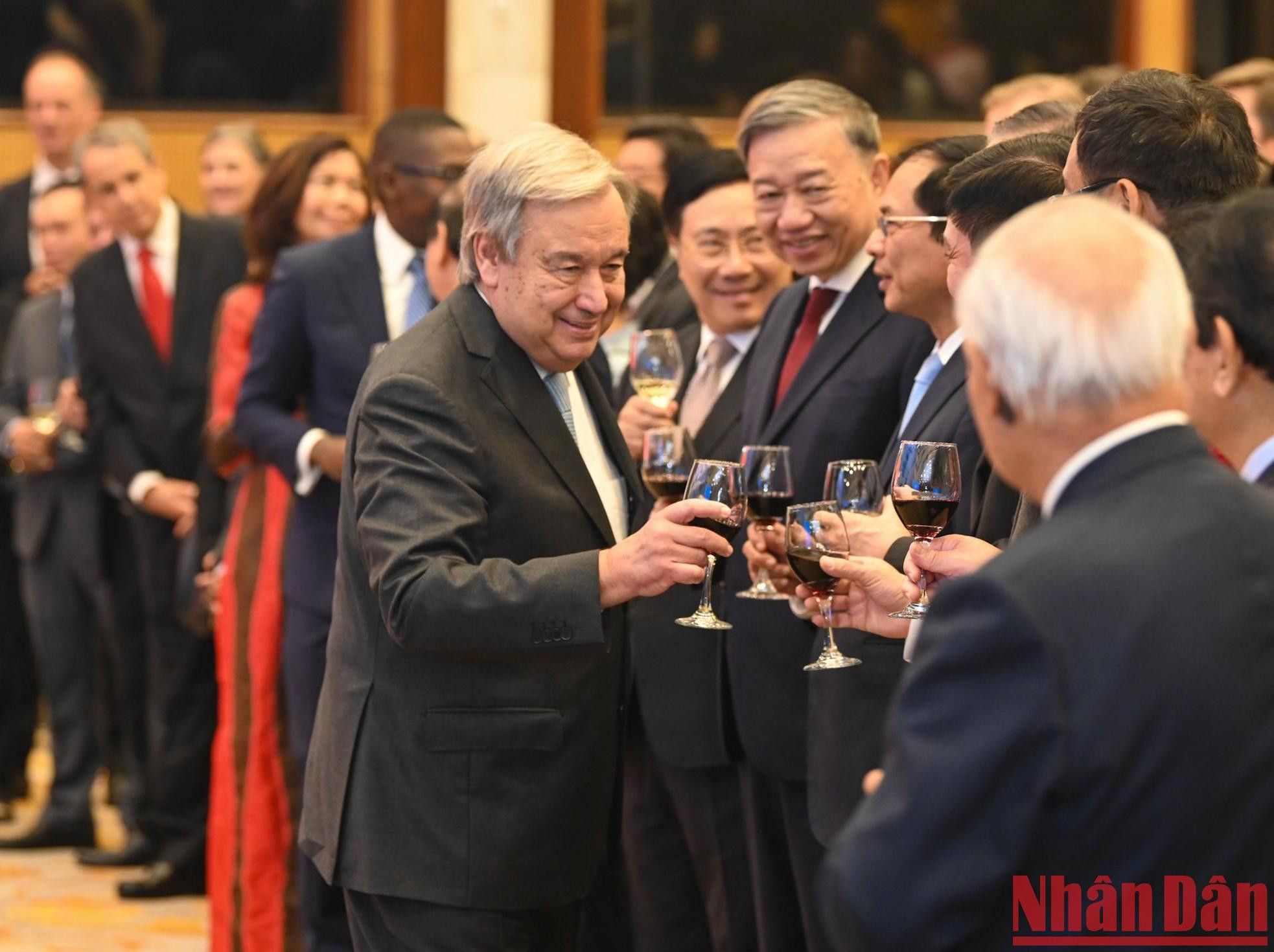 Intercambian felicitaciones. Intercambian felicitaciones.