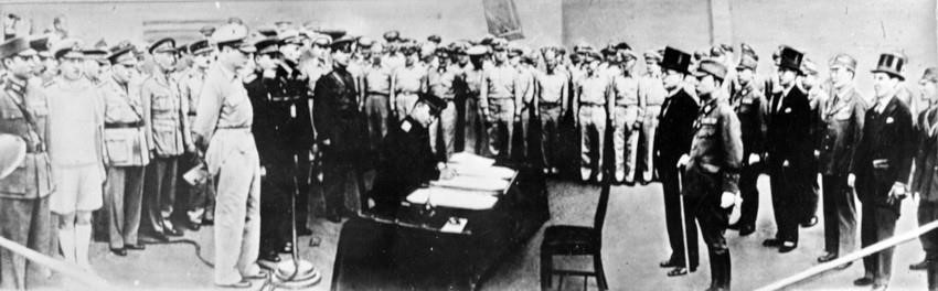 El 2 de septiembre de 1945, en el acorazado USS Missouri de la Armada de Estados Unidos, el ministro de Asuntos Exteriores japonés, Mamoru Shigemitsu, firmó un documento en el que aceptaba la rendición incondicional a la Unión Soviética y los Aliados, poniendo fin oficialmente a la Segunda Guerra Mundial. El 2 de septiembre de 1945, en el acorazado USS Missouri de la Armada de Estados Unidos, el ministro de Asuntos Exteriores japonés, Mamoru Shigemitsu, firmó un documento en el que aceptaba la rendición incondicional a la Unión Soviética y los Aliados, poniendo fin oficialmente a la Segunda Guerra Mundial.