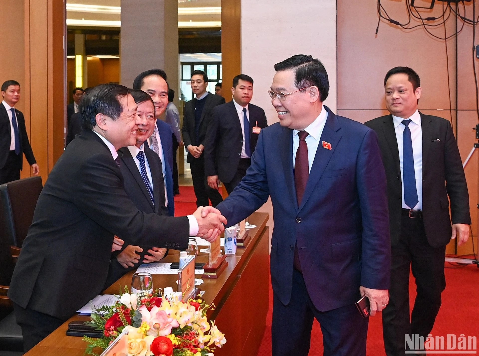 El acto cuenta con la asistencia de Vuong Dinh Hue, presidente de la Asamblea Nacional y jefe del Comité Directivo – Comité Organizador de la conmemoración de dicha efeméride. El acto cuenta con la asistencia de Vuong Dinh Hue, presidente de la Asamblea Nacional y jefe del Comité Directivo – Comité Organizador de la conmemoración de dicha efeméride.