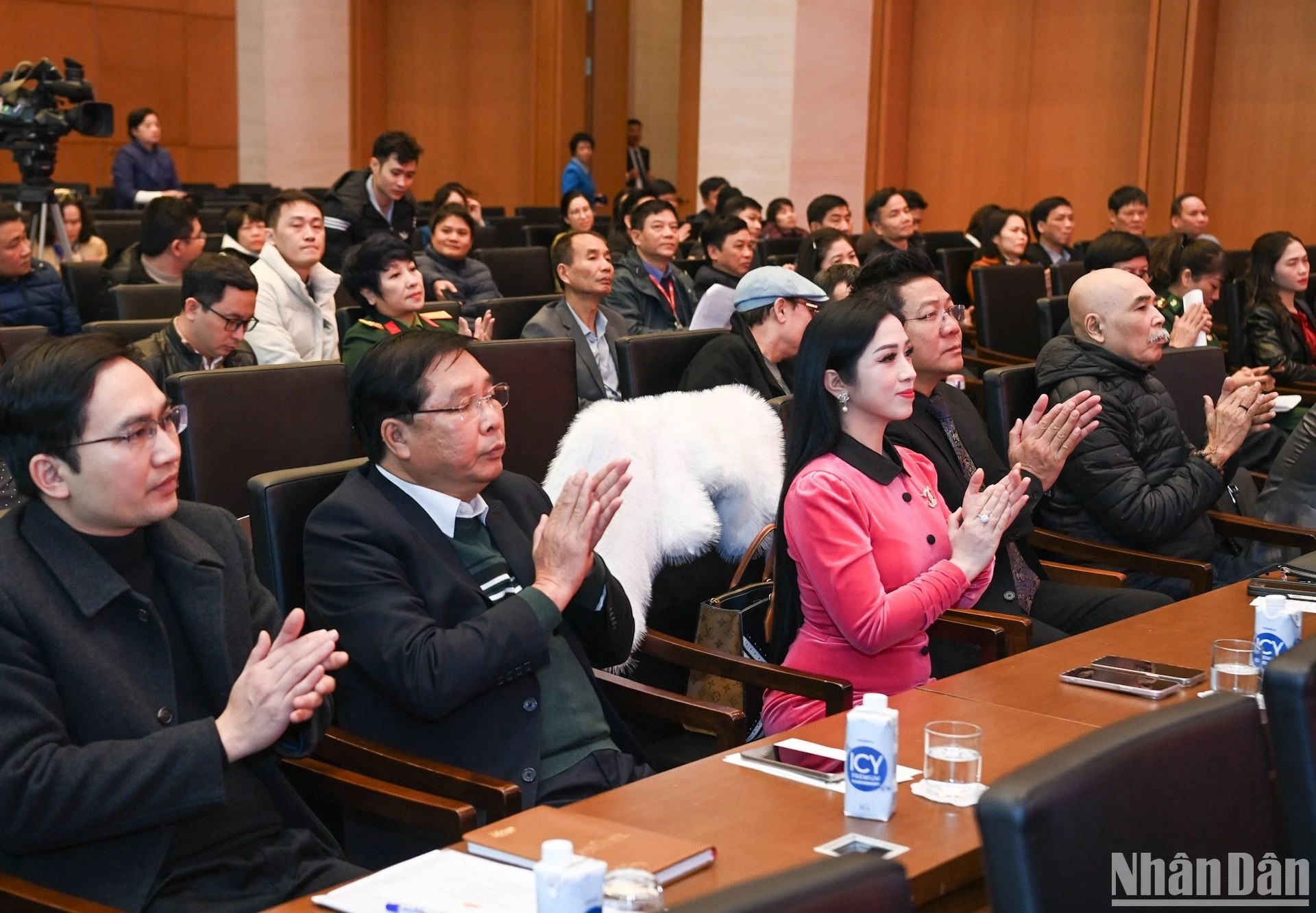 Compositores, artistas y periodistas en el evento. Compositores, artistas y periodistas en el evento.