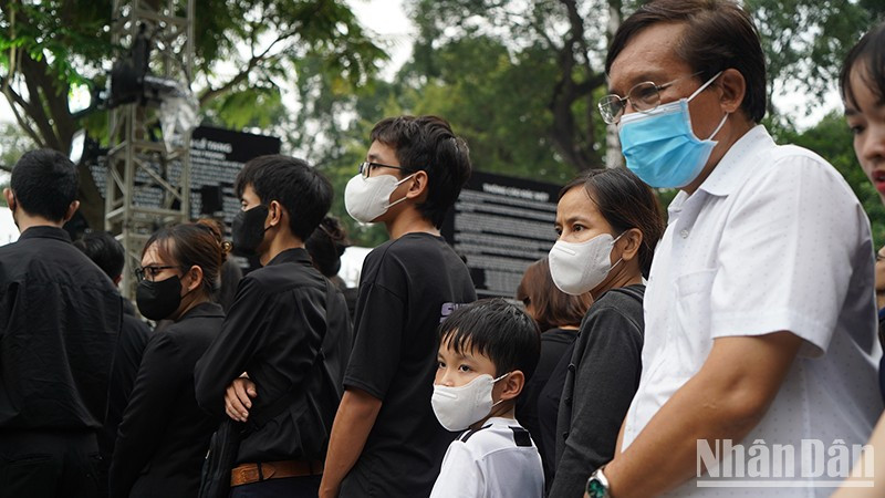 Niños acompañados de sus padres.