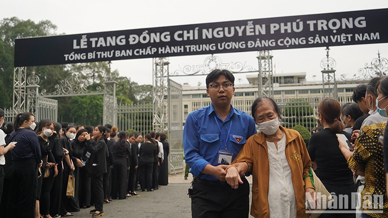 Pese a su avanzada edad, una ciudadana viene a despedir al líder partidista.