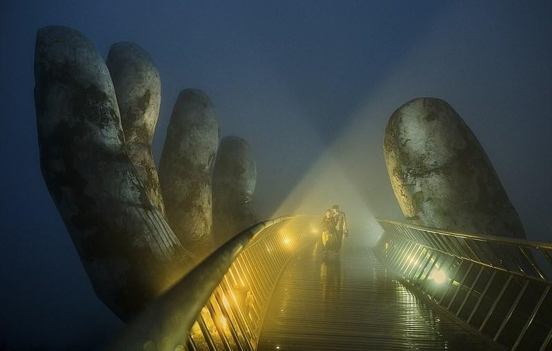 La obra “El Puente Dorado en la niebla” del fotógrafo Nguyen Quang obtiene el segundo lugar en el certamen.