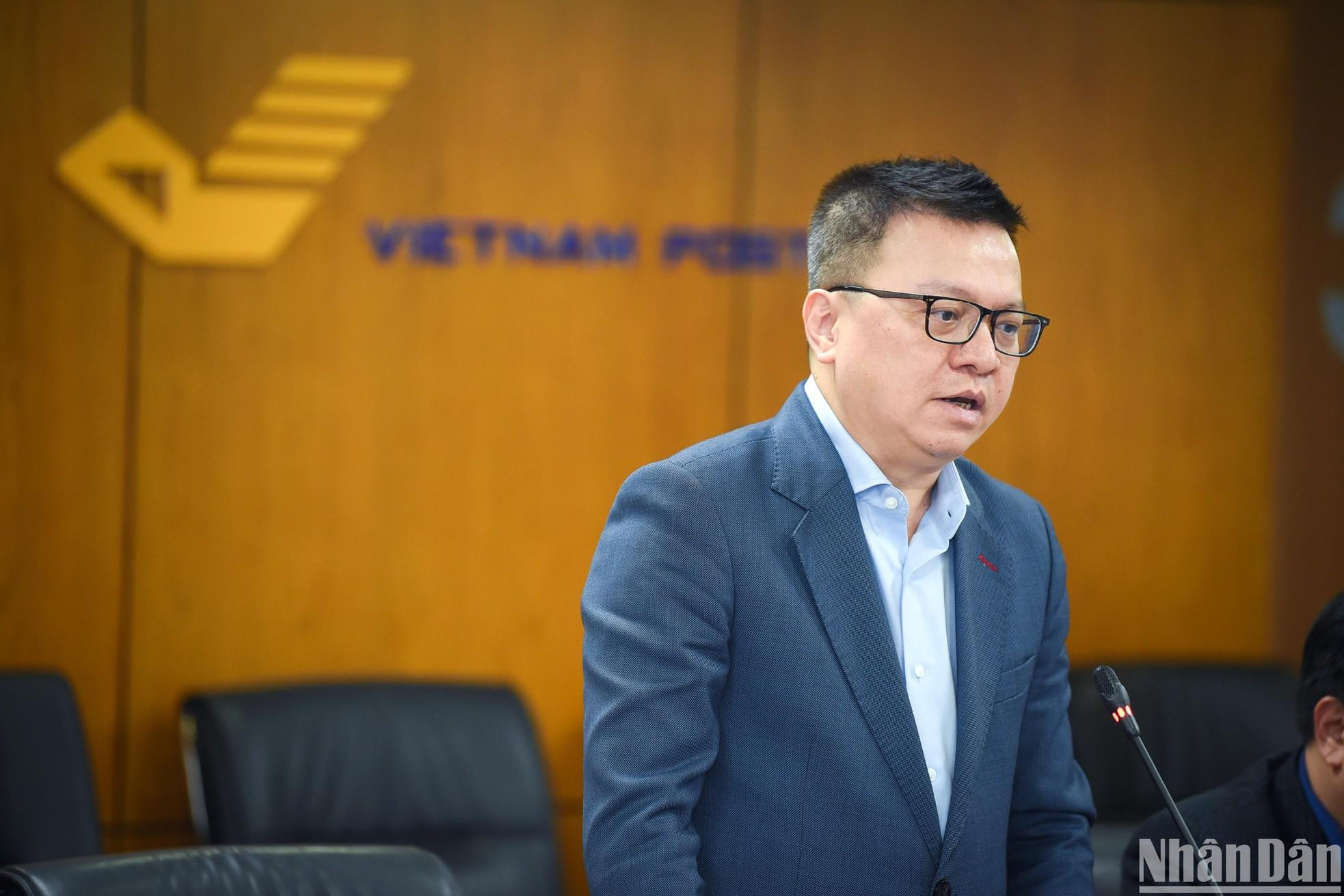 Le Quoc Minh, miembro del Comité Central (CC) del Partido Comunista de Vietnam, presidente-editor de Nhan Dan, subjefe de la Comisión de Comunicación y Educación del CC y presidente de la Asociación de Periodistas de Vietnam, interviene en el acto. Le Quoc Minh, miembro del Comité Central (CC) del Partido Comunista de Vietnam, presidente-editor de Nhan Dan, subjefe de la Comisión de Comunicación y Educación del CC y presidente de la Asociación de Periodistas de Vietnam, interviene en el acto.