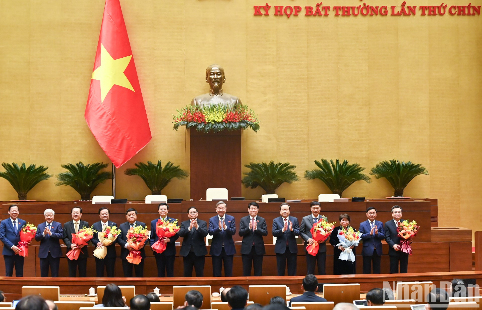 Los máximos dirigentes del país entregan flores a los funcionarios electos y a los relevados de su cargo.