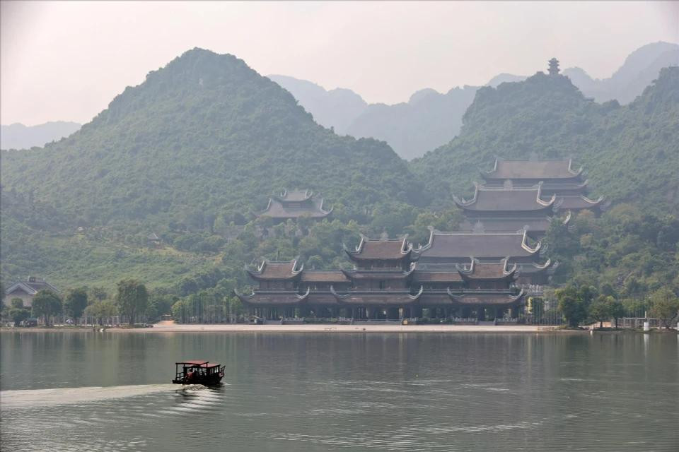 La pagoda de Tam Chuc parece una pintura en miniatura en medio de un paisaje natural espectacular, donde montañas y agua se combinan en perfecta armonía.
