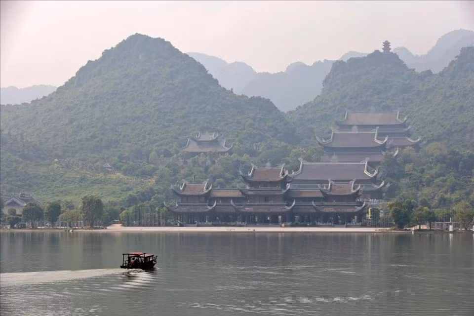 La pagoda de Tam Chuc parece una pintura en miniatura en medio de un paisaje natural espectacular, donde montañas y agua se combinan en perfecta armonía.