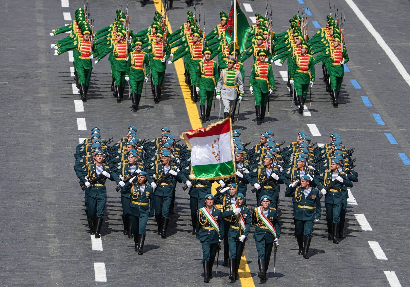 La delegación de Tayikistán y de Turkmenistán.