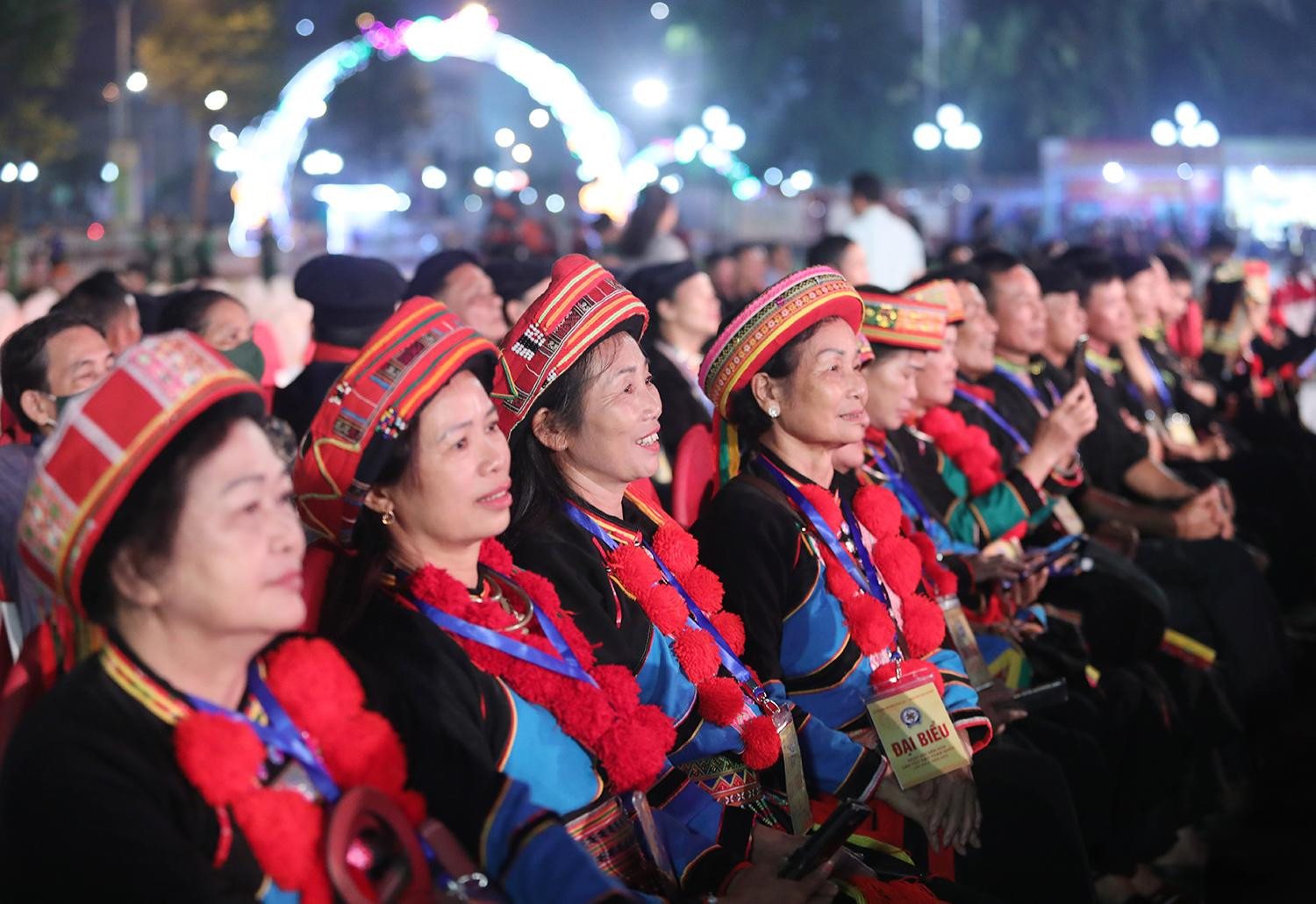 Numerosos miembros de la etnia Yao acuden a la mayor cita cultural de su pueblo.