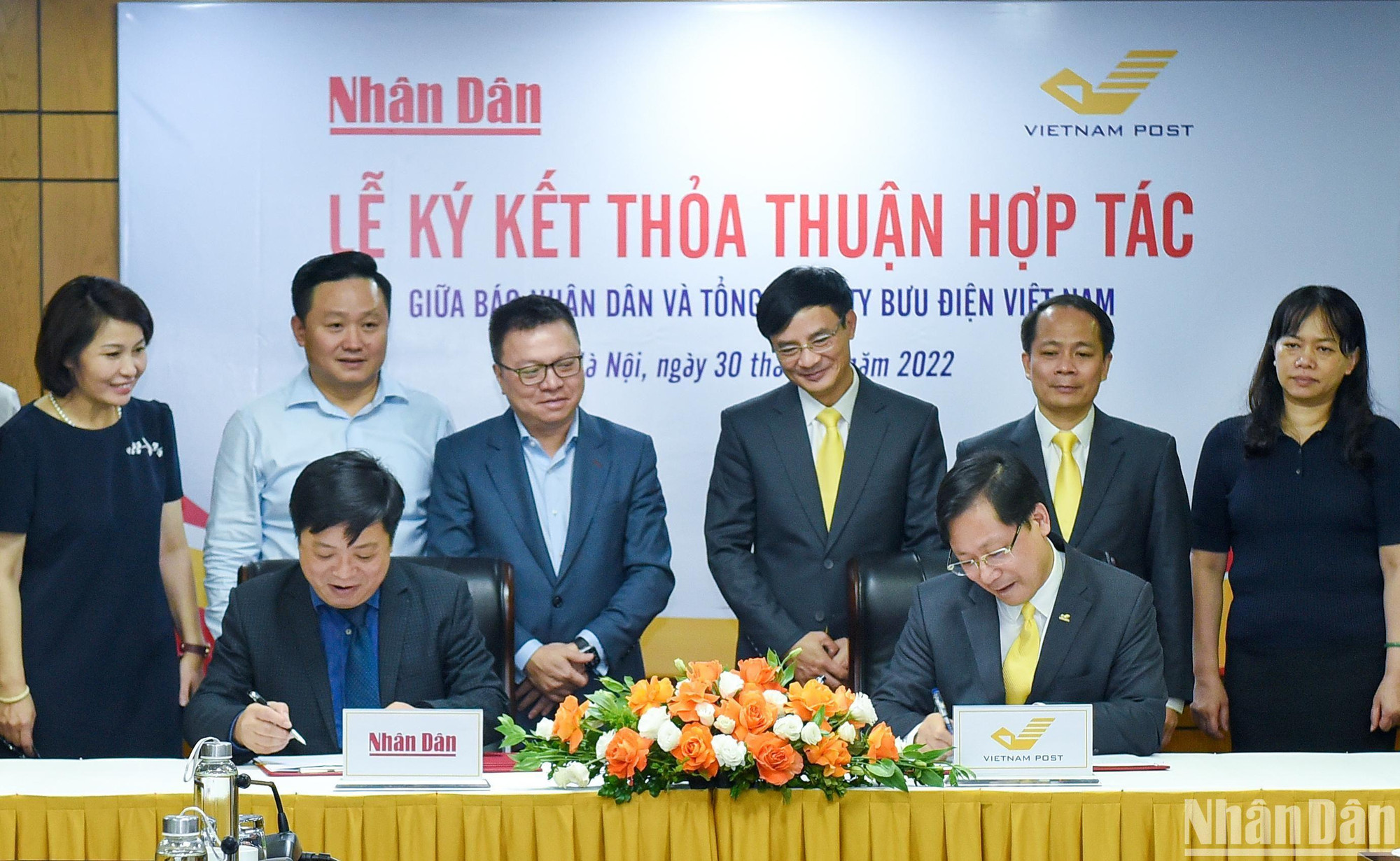 Periódico Nhan Dan firma cooperación con el Correo de Vietnam