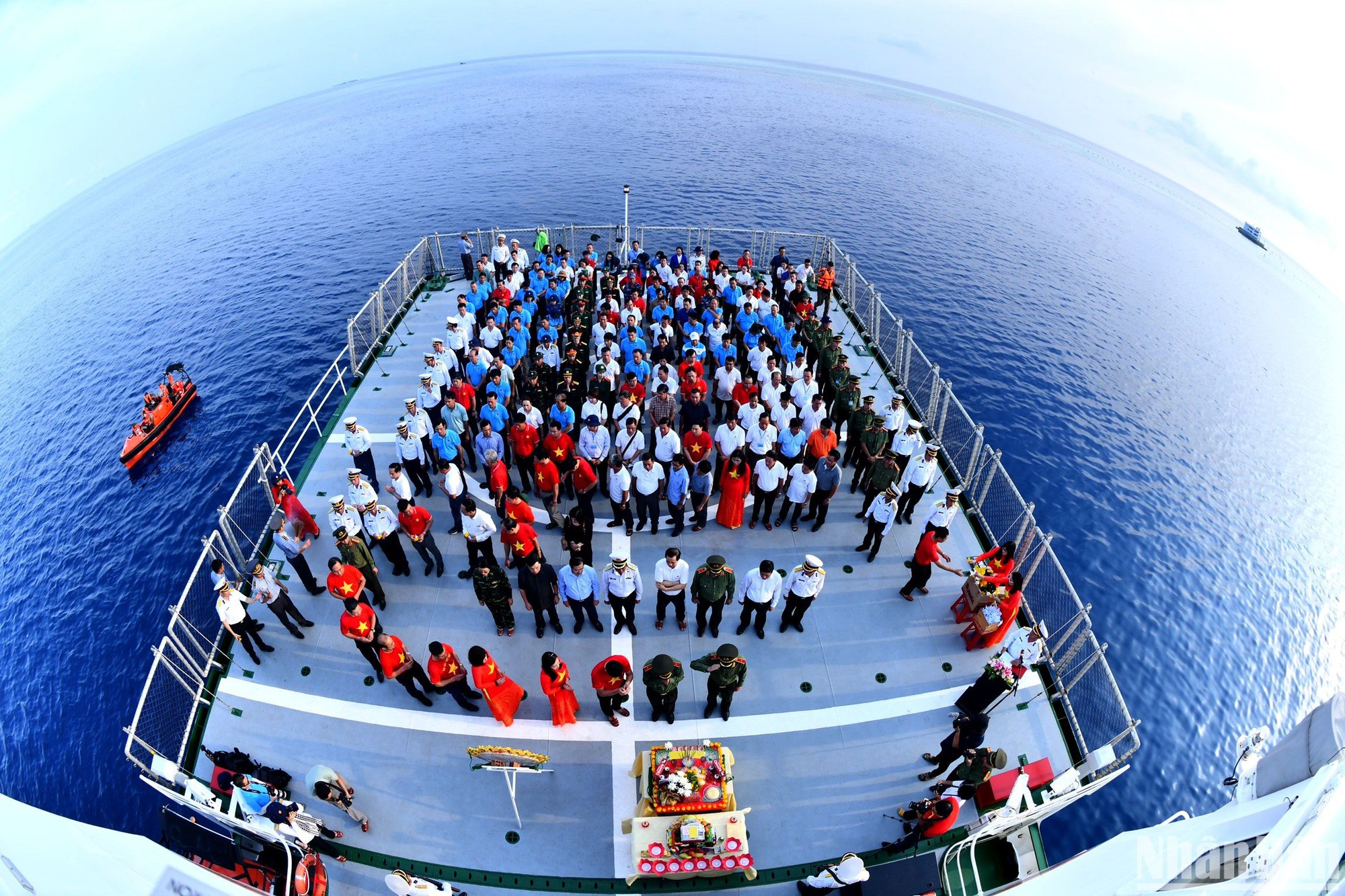 En la ceremonia de homenaje a los caídos en defensa de la soberanía nacional sobre los arrecifes de Gac Ma, Co Lin y Len Dao.