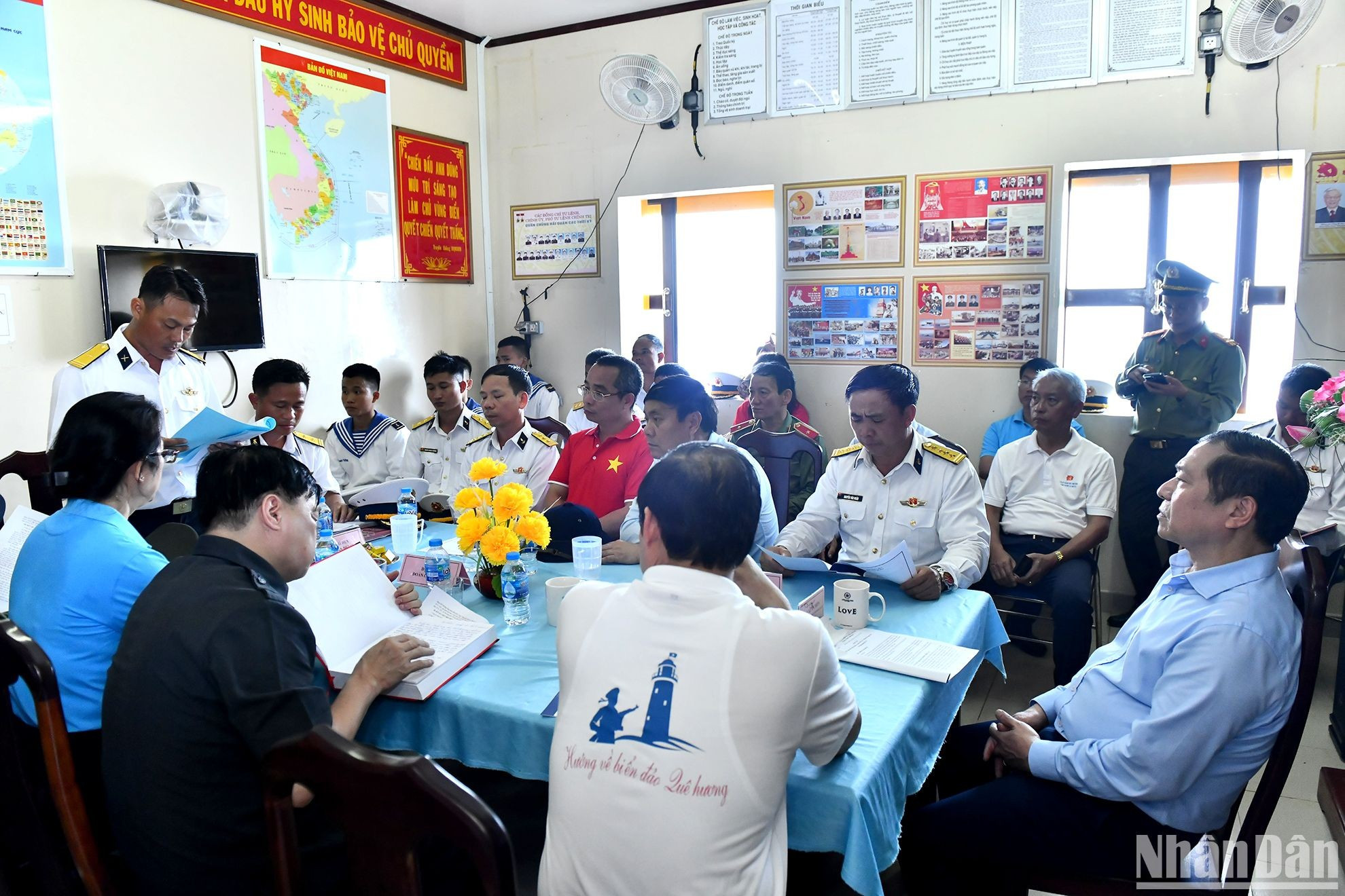 La delegación visita a oficiales acantonados en las plataformas DK1.