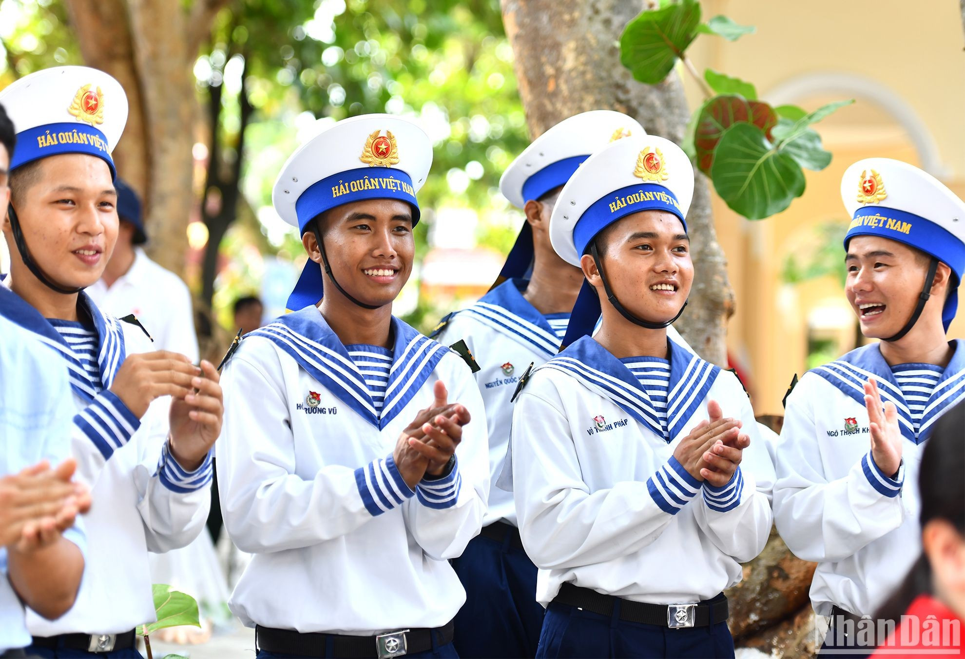 En el programa de intercambio artístico entre la Universidad Militar de Cultura y Artes y la fuerza armada en la isla de Sinh Ton.