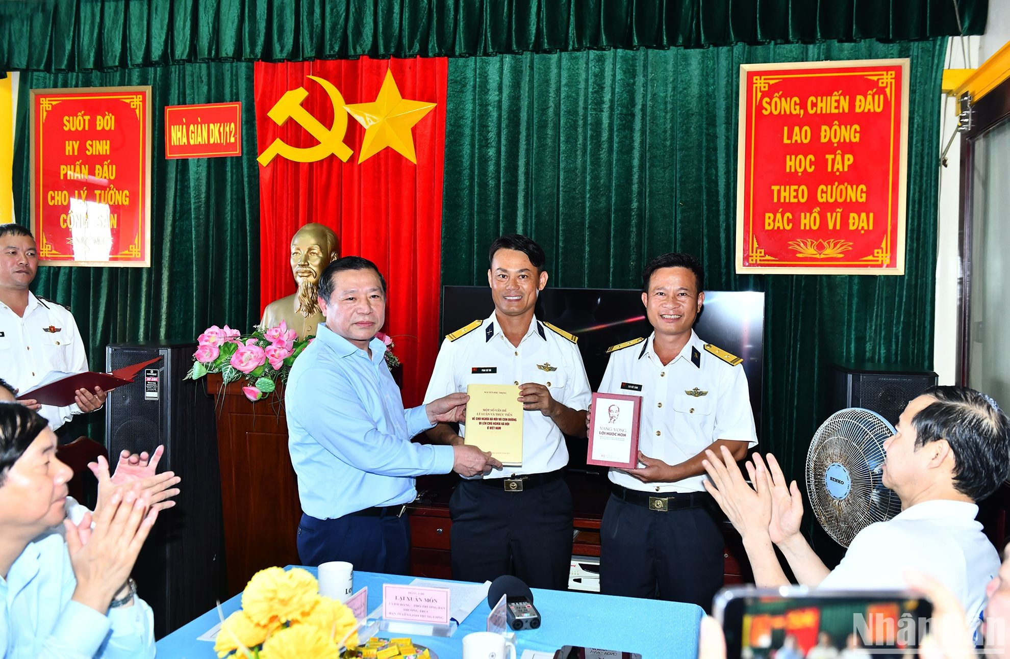 Una de las actividades destacadas del viaje fue la entrega, por parte de la Comisión de Comunicación y Educación del CC a las localidades de destino, de un conjunto de libros sobre el meollo del pensamiento Ho Chi Minh y la obra “Algunas cuestiones teóricas y prácticas sobre el socialismo y el camino al socialismo en Vietnam”, en la cual se recopilan artículos temáticos del secretario general del Partido, Nguyen Phu Trong.