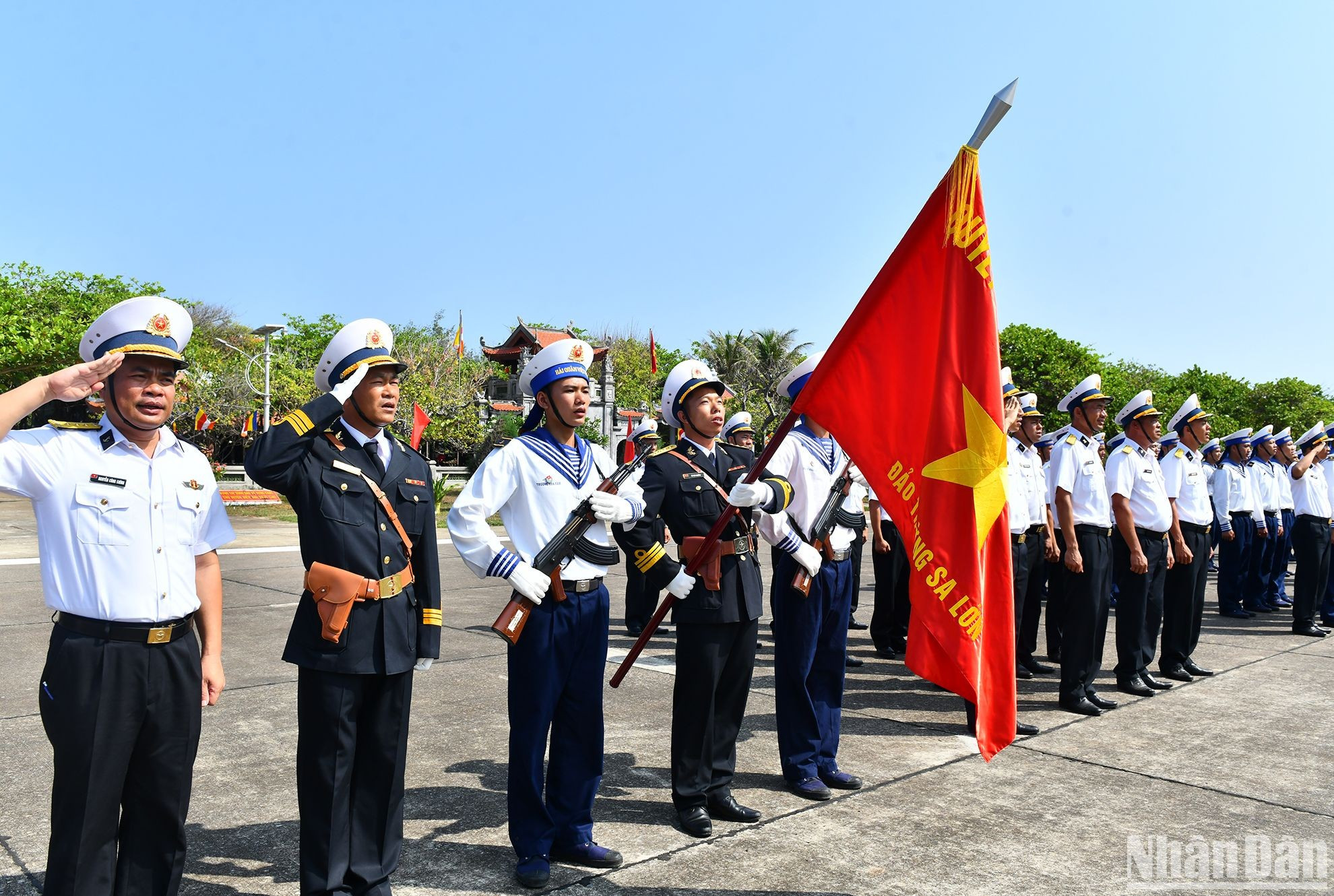 Solemne acto de saludo a la bandera nacional en la isla de Truong Sa.