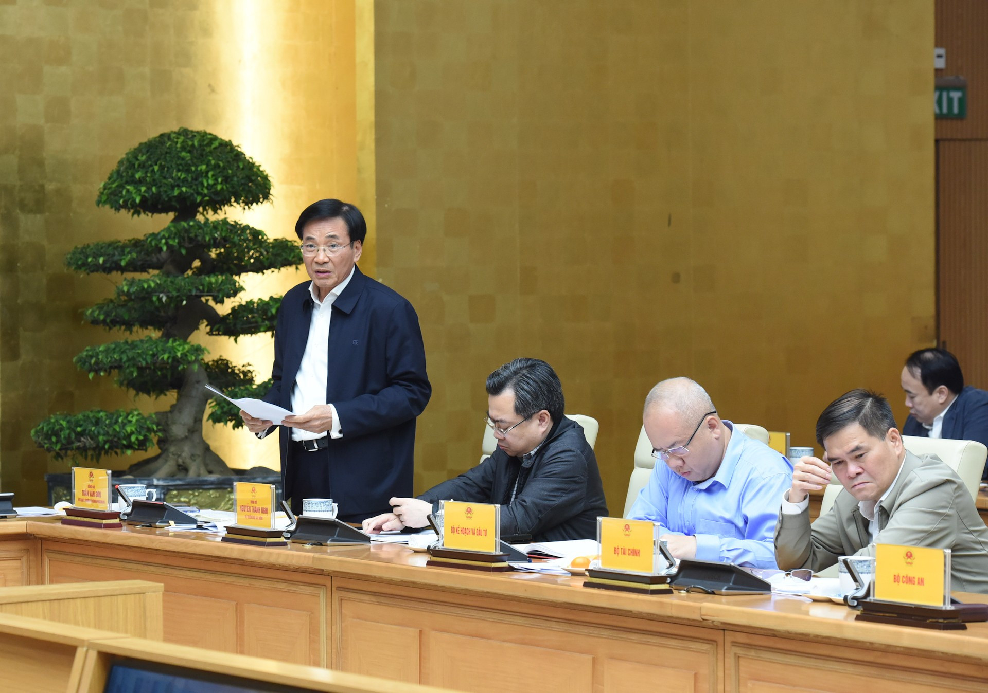 El ministro-jefe de la Oficina Gubernamental, Tran Van Son. El ministro-jefe de la Oficina Gubernamental, Tran Van Son.