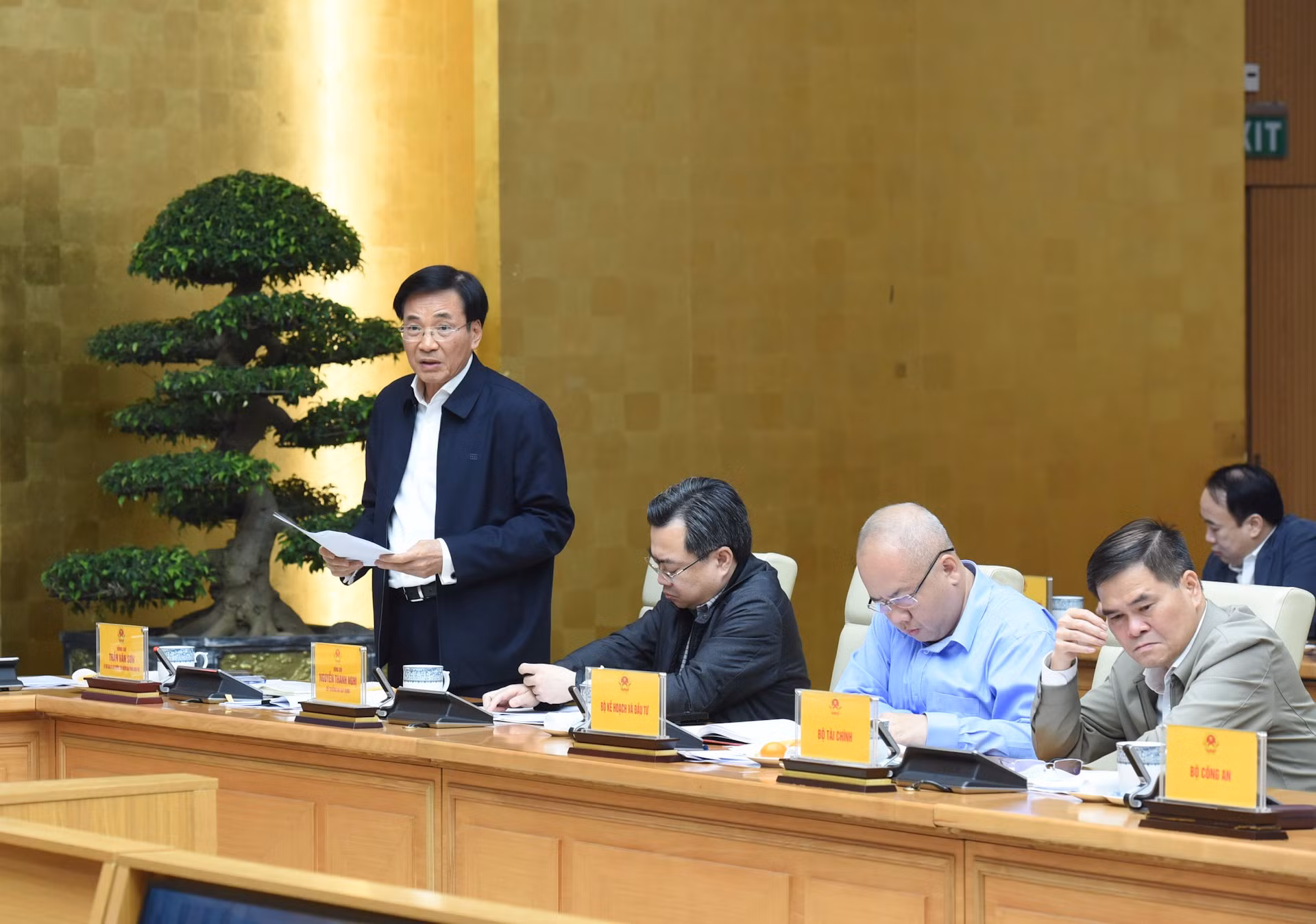 El ministro-jefe de la Oficina Gubernamental, Tran Van Son.