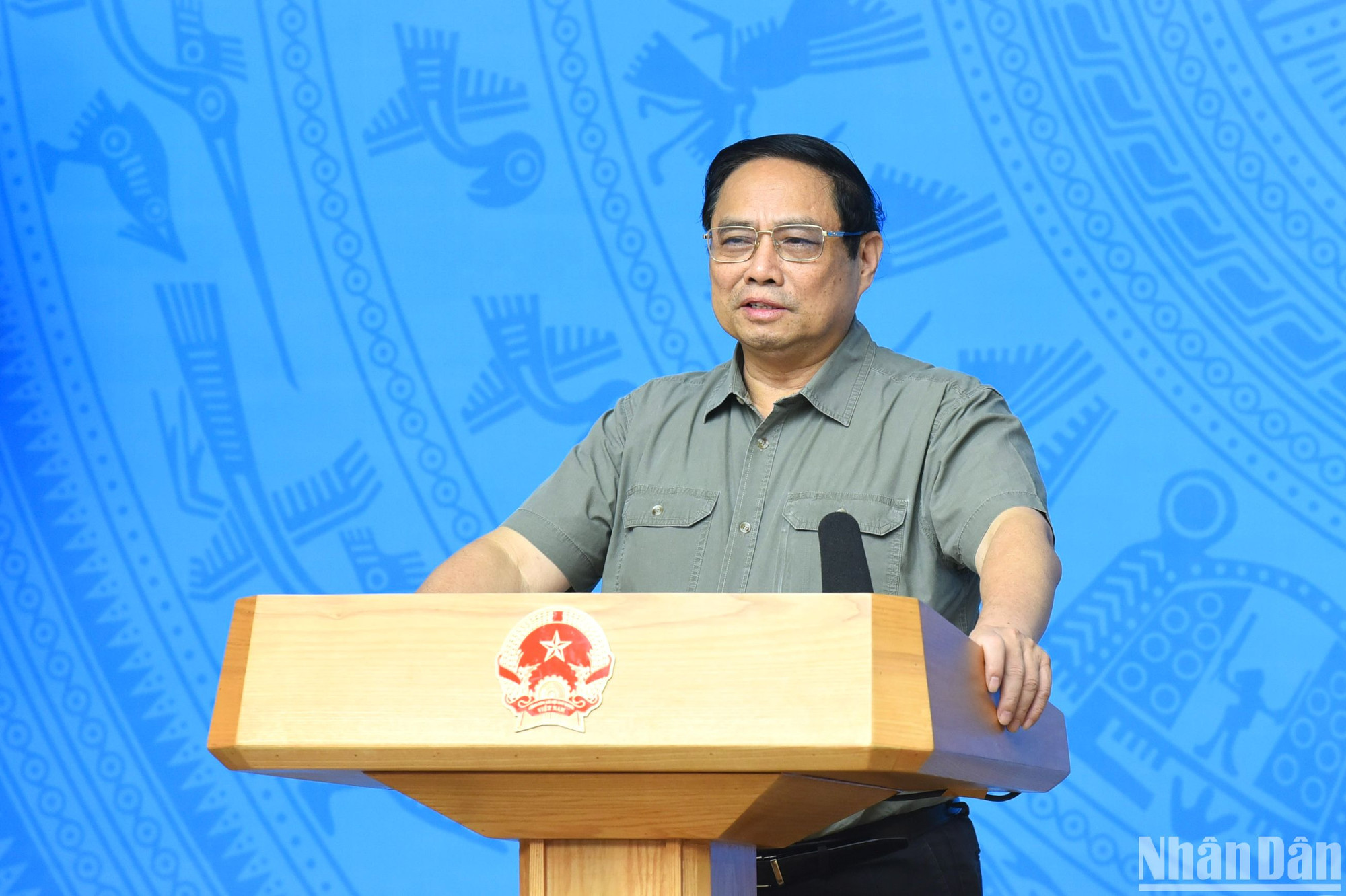 El premier Pham Minh Chinh dirige la reunión.