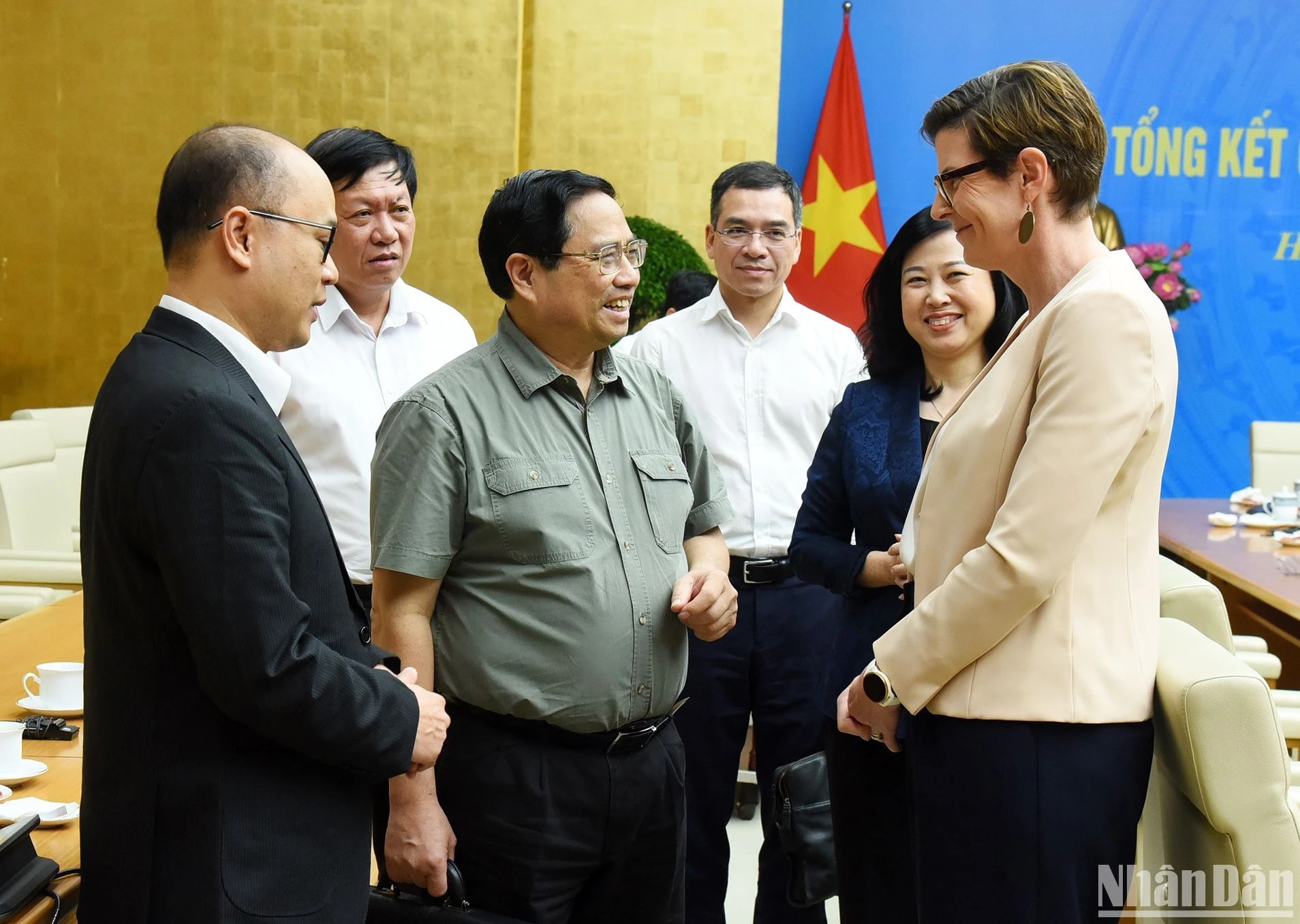 El jefe de Gobierno y delegados a la conferencia.