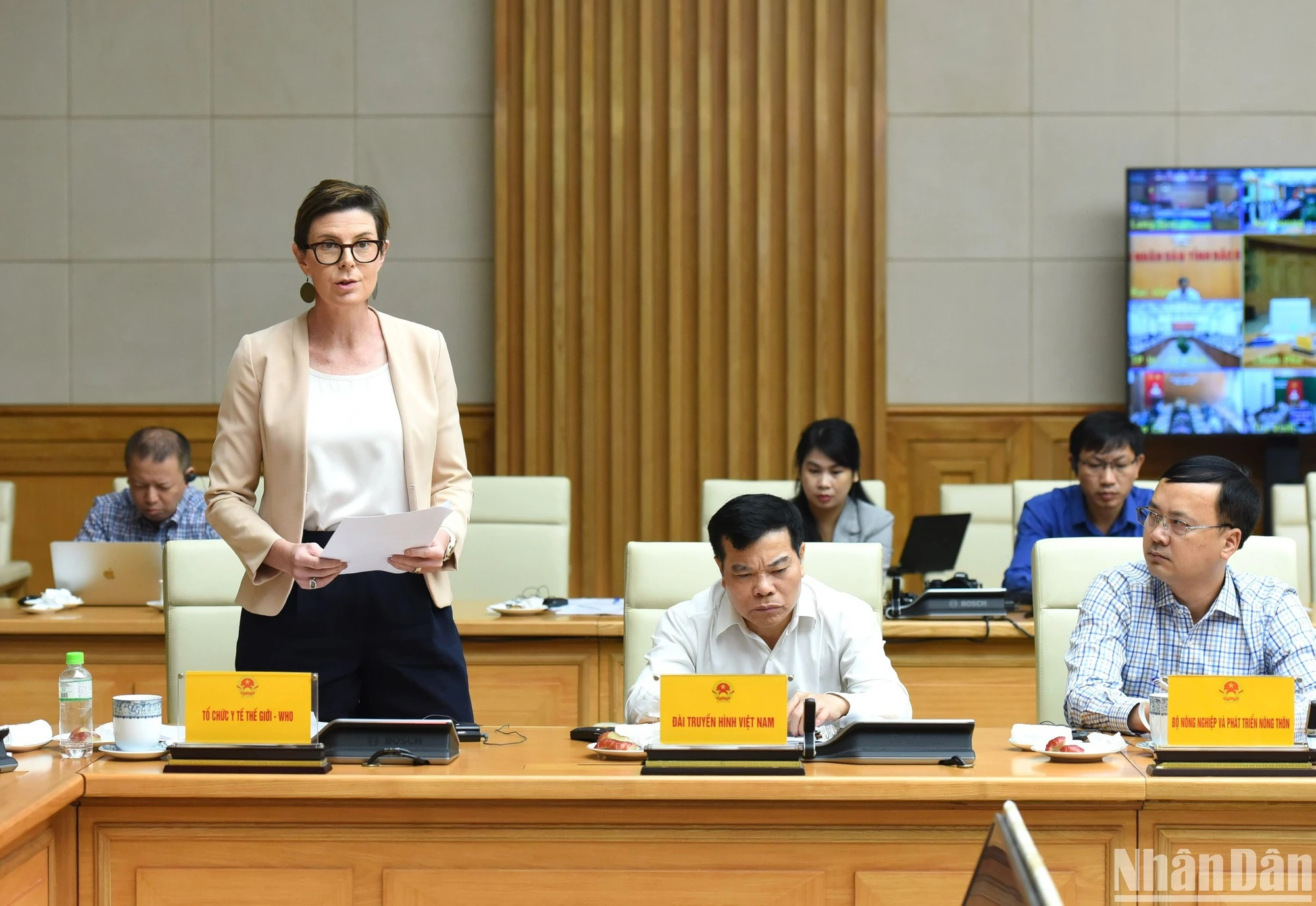 La representante jefa de la Organización Mundial de la Salud en Vietnam, Angela Pratt, aporta opiniones.