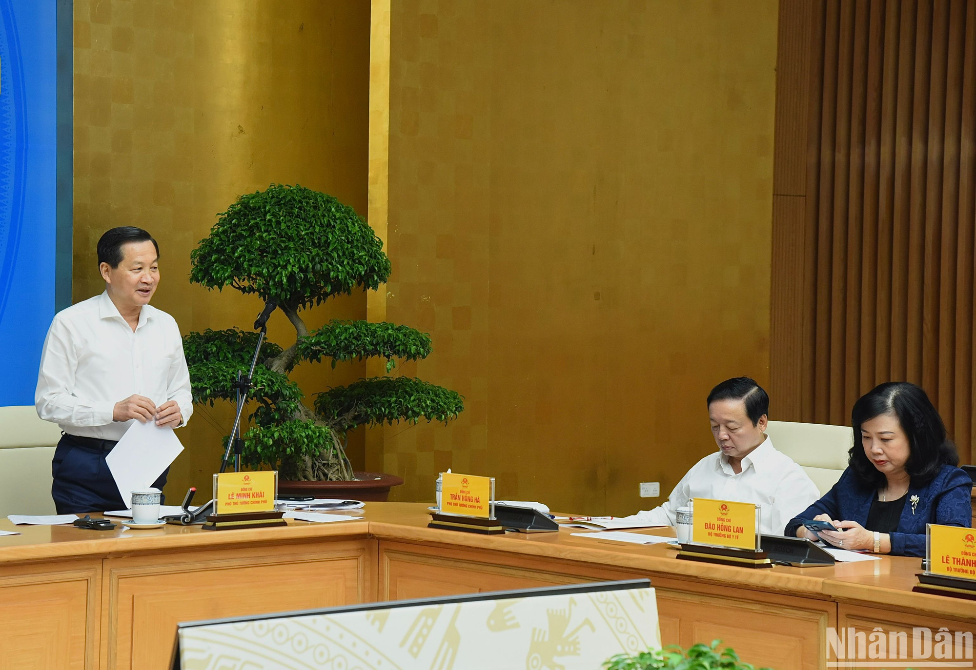 El vice primer ministro Le Minh Khai interviene en la cita.