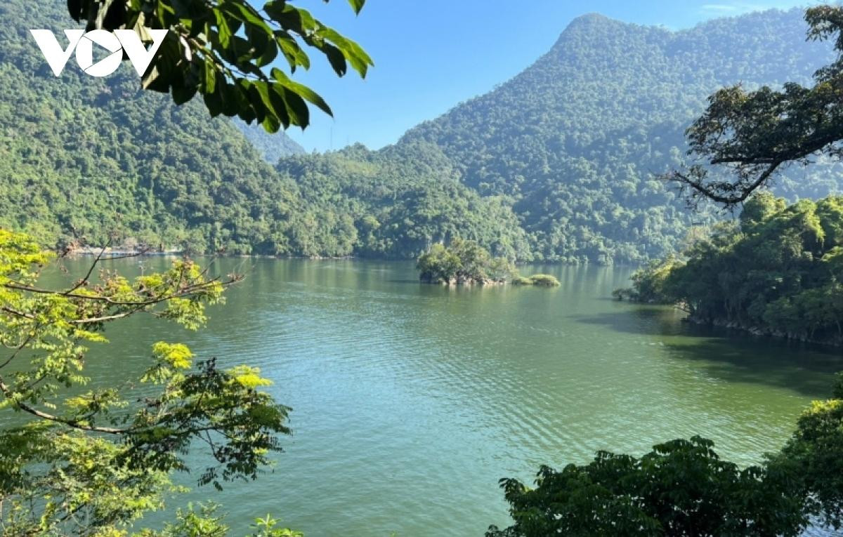 Con un espejo de agua de unas 500 hectáreas, el lago se asienta en medio de bosques frondosos y montañas rocosas. Fue reconocido como Jardín patrimonial de la Asean en 2004 y Sitito Ramsar (humedal de importancia internacional) por la Unesco en 2011. También se clasifica entre los 20 lagos de agua dulce más bonitos en el mundo. Con un espejo de agua de unas 500 hectáreas, el lago se asienta en medio de bosques frondosos y montañas rocosas. Fue reconocido como Jardín patrimonial de la Asean en 2004 y Sitito Ramsar (humedal de importancia internacional) por la Unesco en 2011. También se clasifica entre los 20 lagos de agua dulce más bonitos en el mundo.