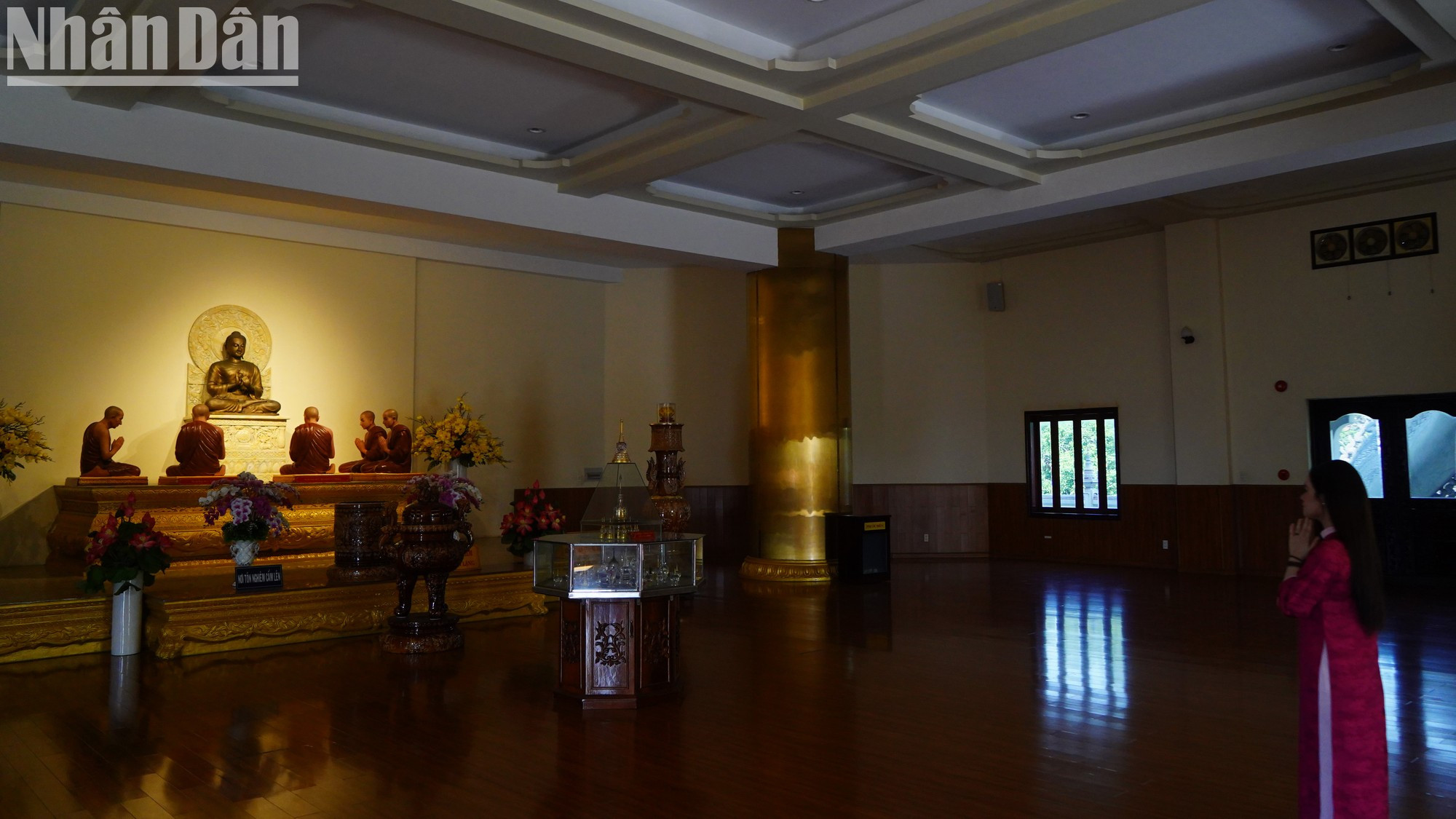 Como aquí se practica el budismo primitivo del Theravada, no se queman inciensos.