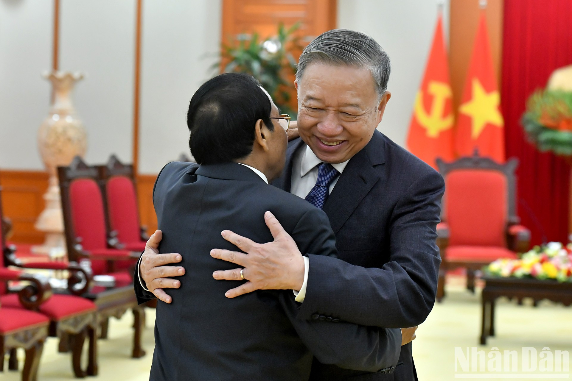 El secretario general del PCV, To Lam, recibe a Bounthong Chitmany, integrante del Buró Político, miembro ejecutivo del Secretariado del Comité Central del PPRL y vicepresidente de Laos. El secretario general del PCV, To Lam, recibe a Bounthong Chitmany, integrante del Buró Político, miembro ejecutivo del Secretariado del Comité Central del PPRL y vicepresidente de Laos.