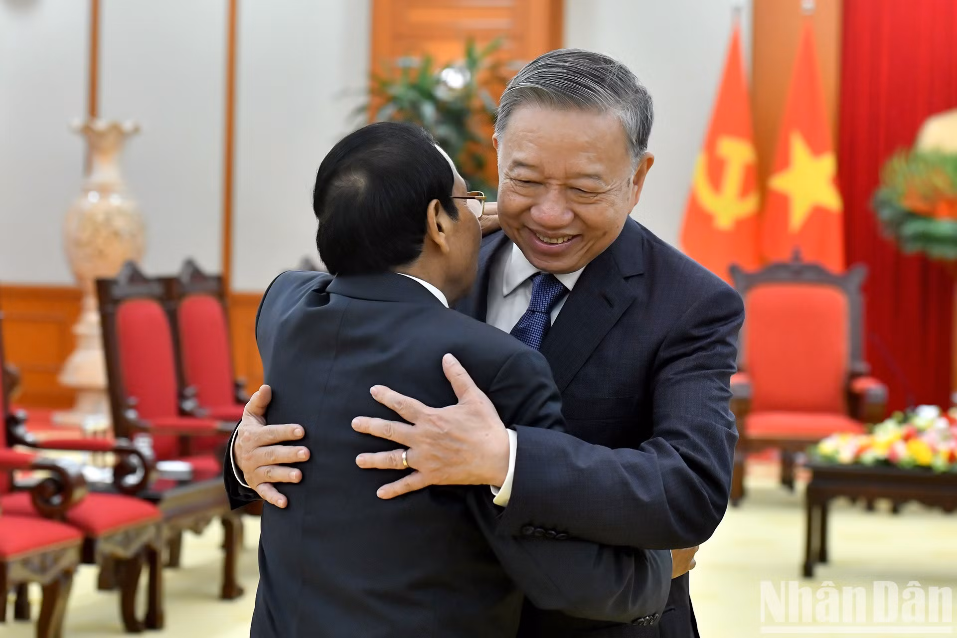 El secretario general del PCV, To Lam, recibe a Bounthong Chitmany, integrante del Buró Político, miembro ejecutivo del Secretariado del Comité Central del PPRL y vicepresidente de Laos.