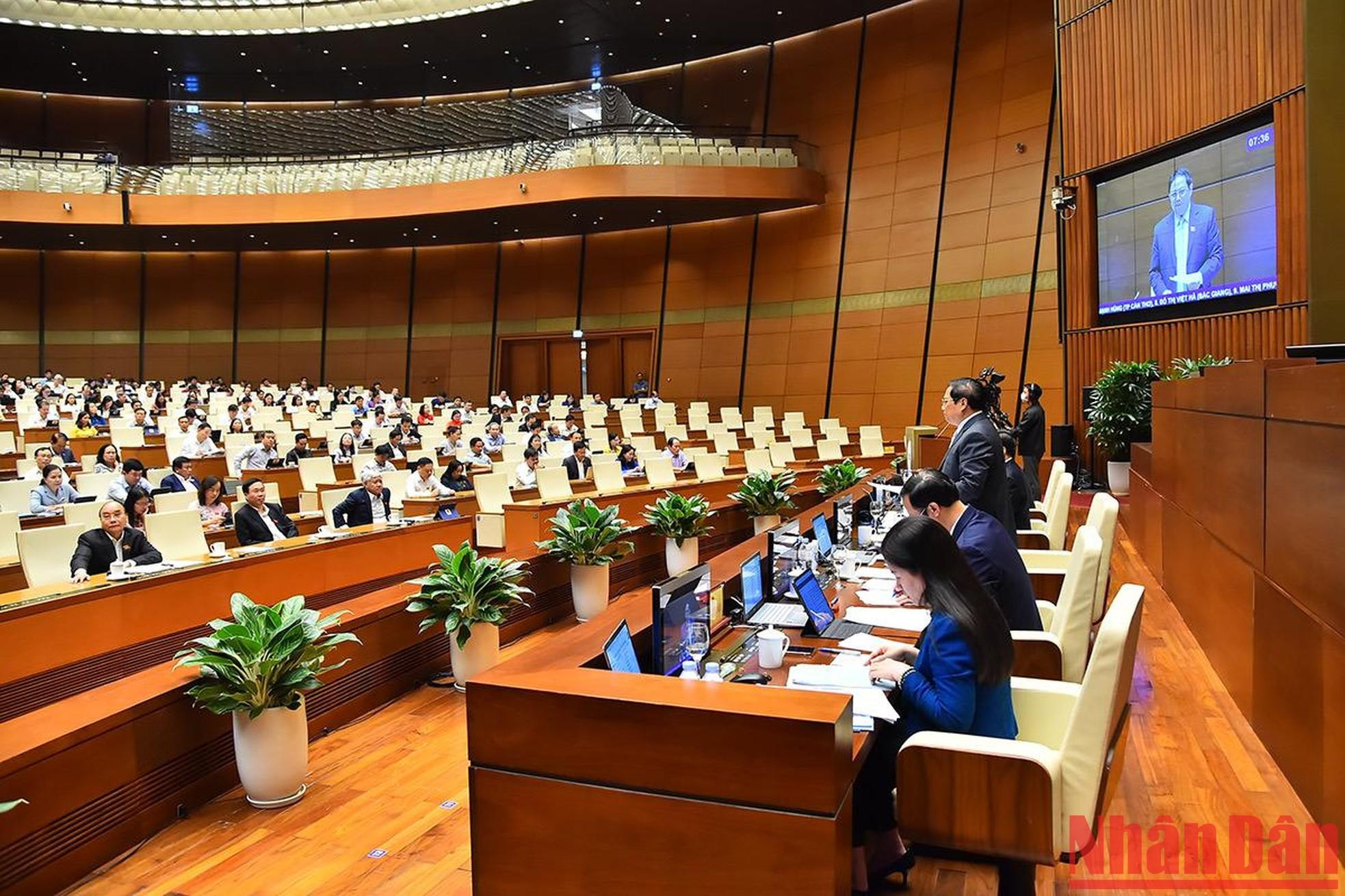 Al concluir la sesión, Tran Thanh Man comentó que las explicaciones de Minh Chinh arrojan luz sobre los problemas cuestionados, así como destaca la franqueza del premier al admitir las deficiencias y proponer soluciones. Al concluir la sesión, Tran Thanh Man comentó que las explicaciones de Minh Chinh arrojan luz sobre los problemas cuestionados, así como destaca la franqueza del premier al admitir las deficiencias y proponer soluciones.